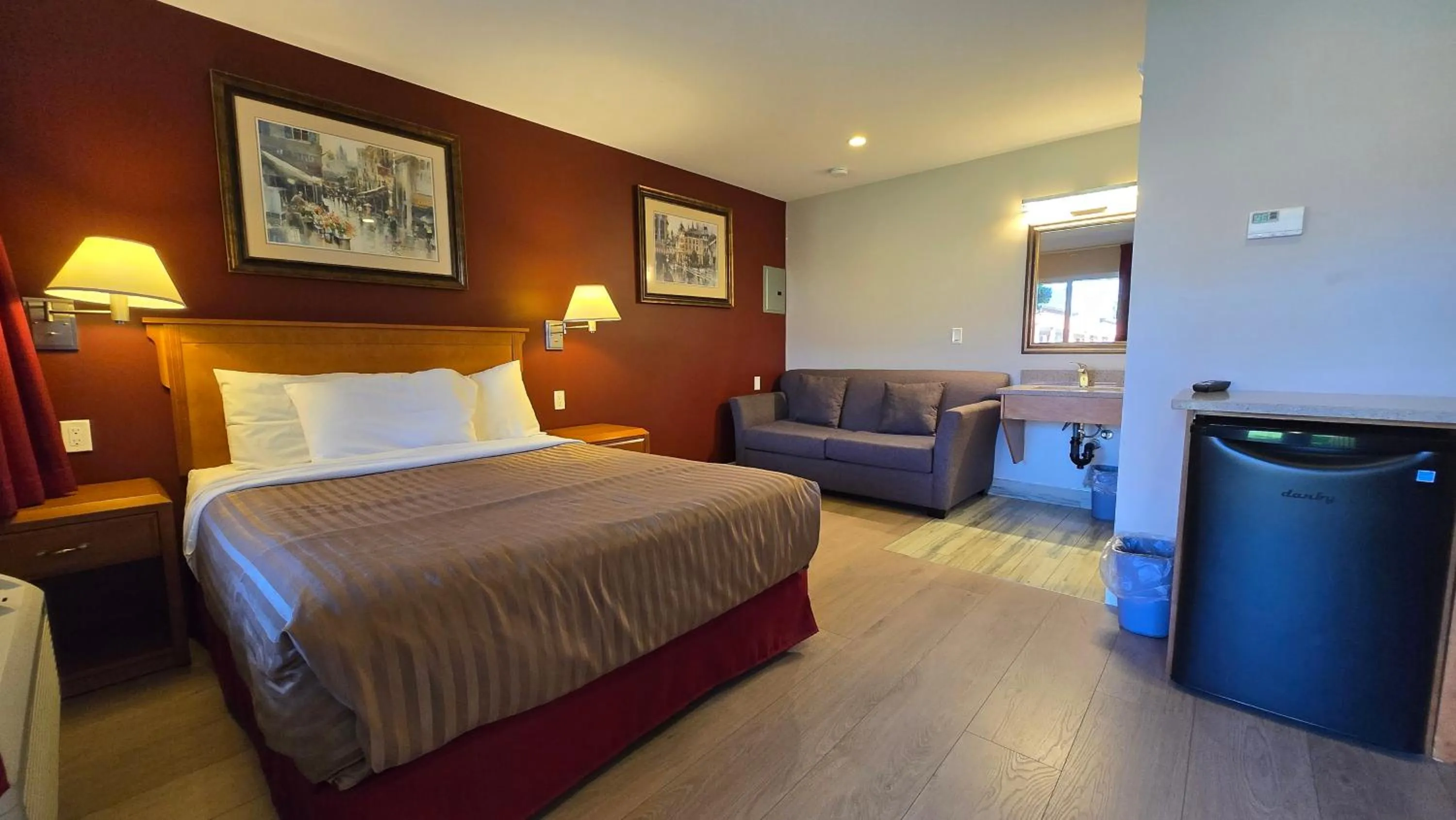 Bed in Sahara Courtyard Inn & Suites Osoyoos