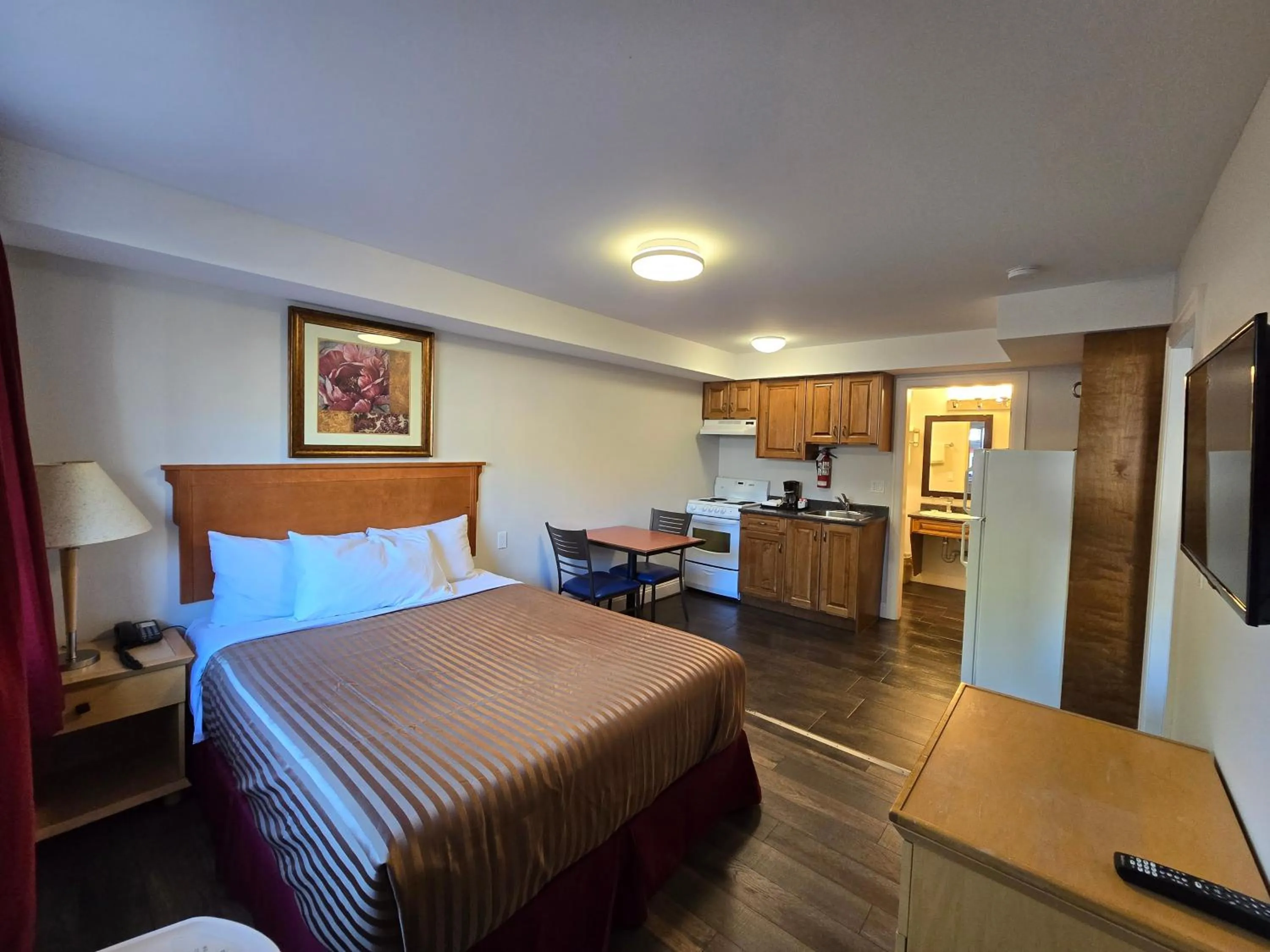 Bed in Sahara Courtyard Inn & Suites Osoyoos