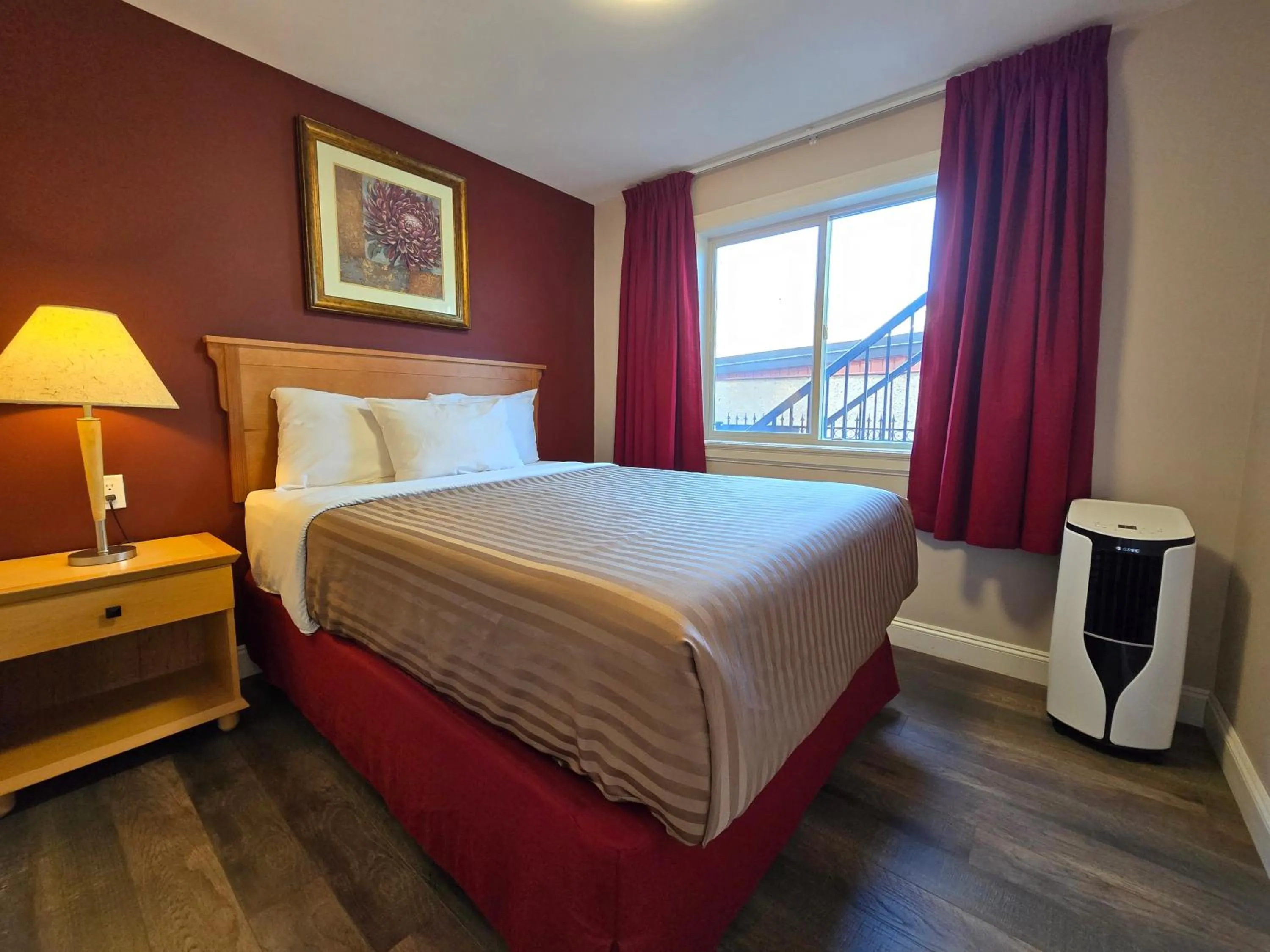 Bed in Sahara Courtyard Inn & Suites Osoyoos