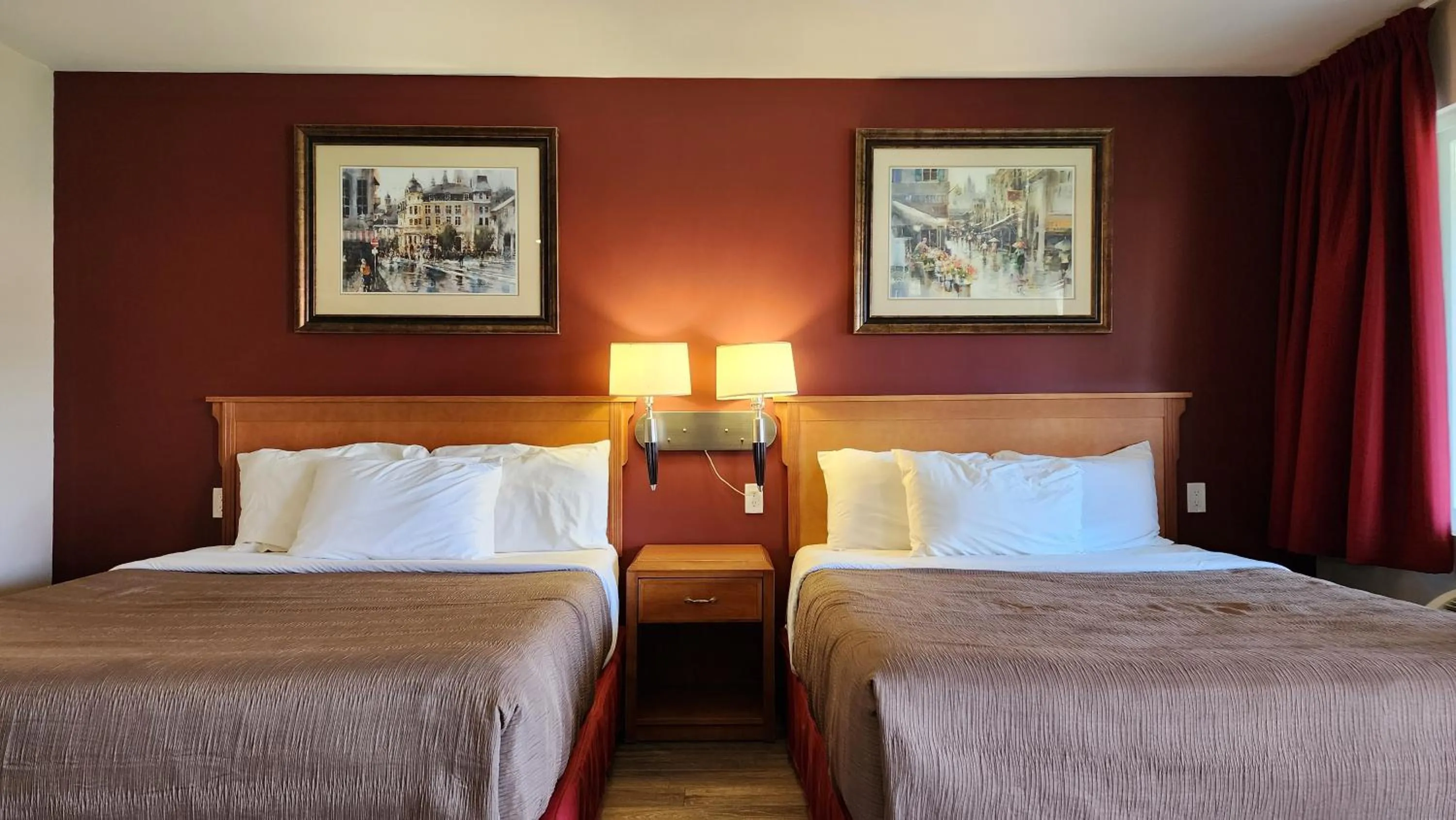 Bed in Sahara Courtyard Inn & Suites Osoyoos