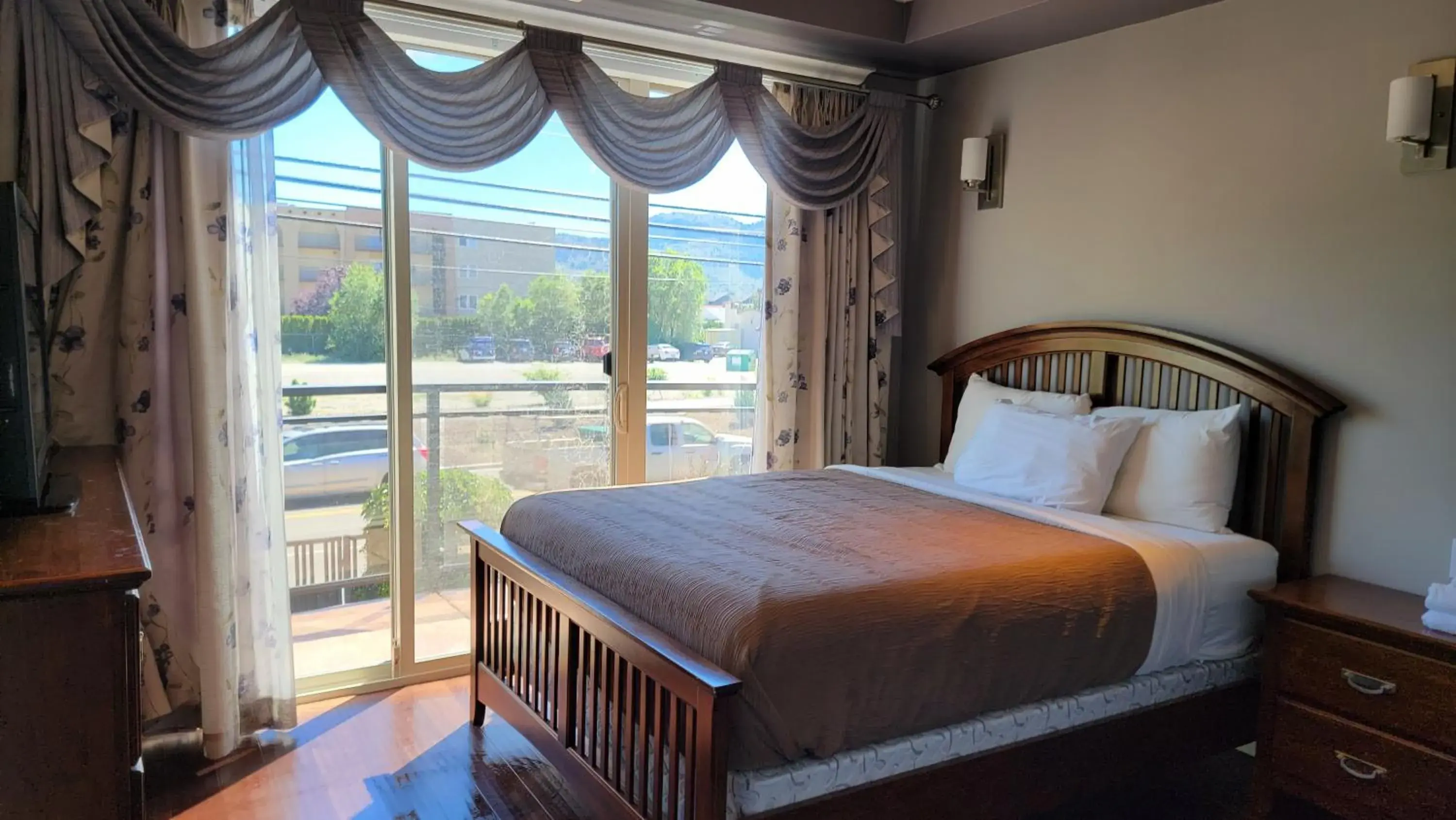 Studio with Balcony - single occupancy in Sahara Courtyard Inn & Suites Osoyoos Studio with Balcony - single occupancy in Sahara Courtyard Inn & Suites Osoyoos