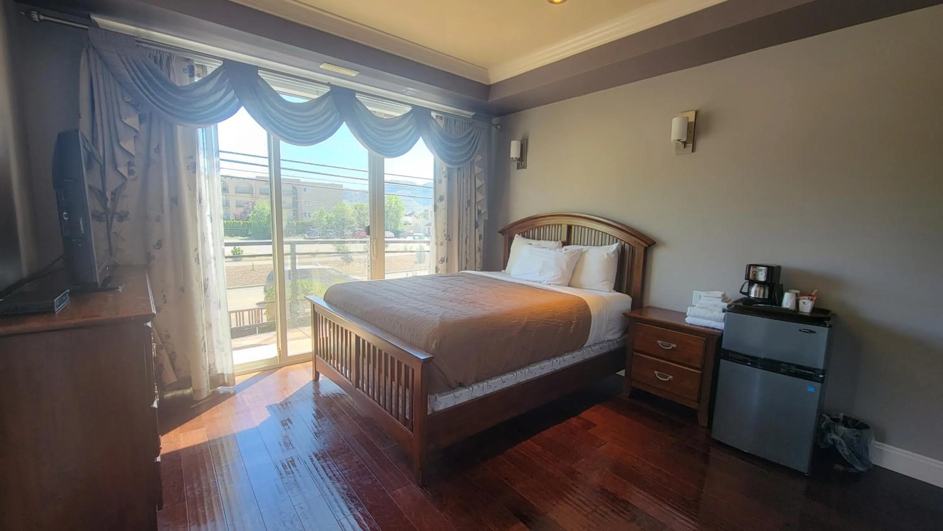 Bed in Sahara Courtyard Inn & Suites Osoyoos