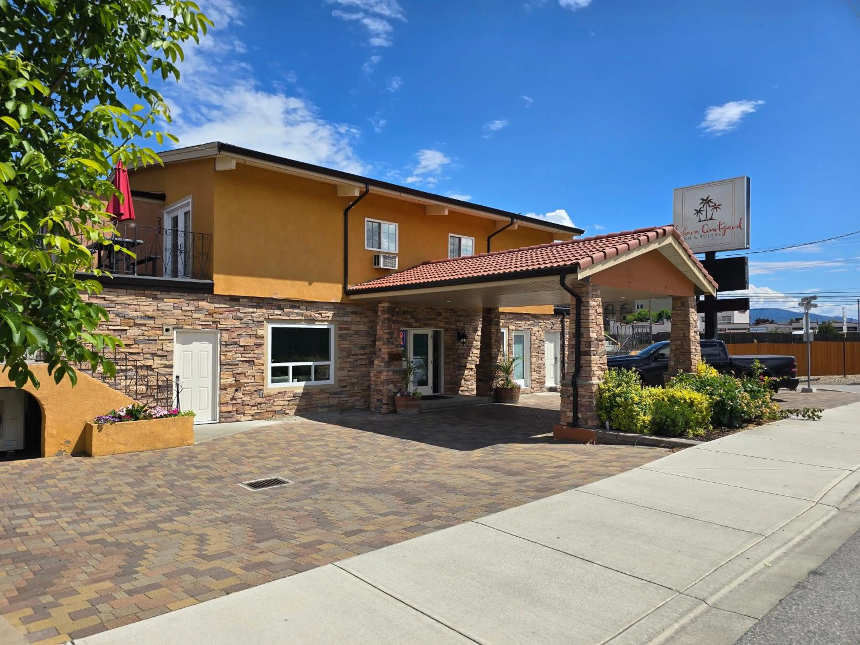 Sahara Courtyard Inn & Suites Osoyoos