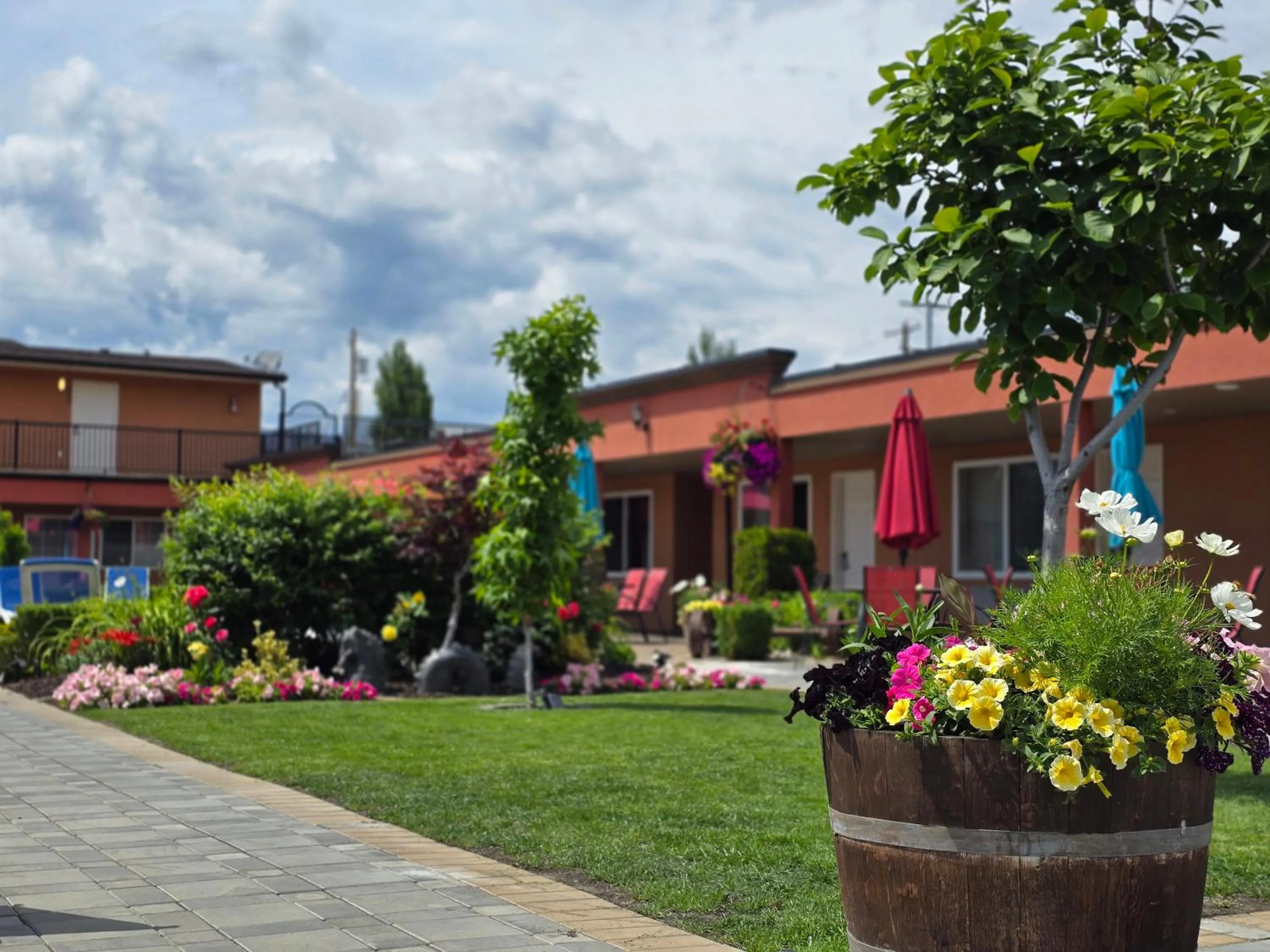 Sahara Courtyard Inn & Suites Osoyoos