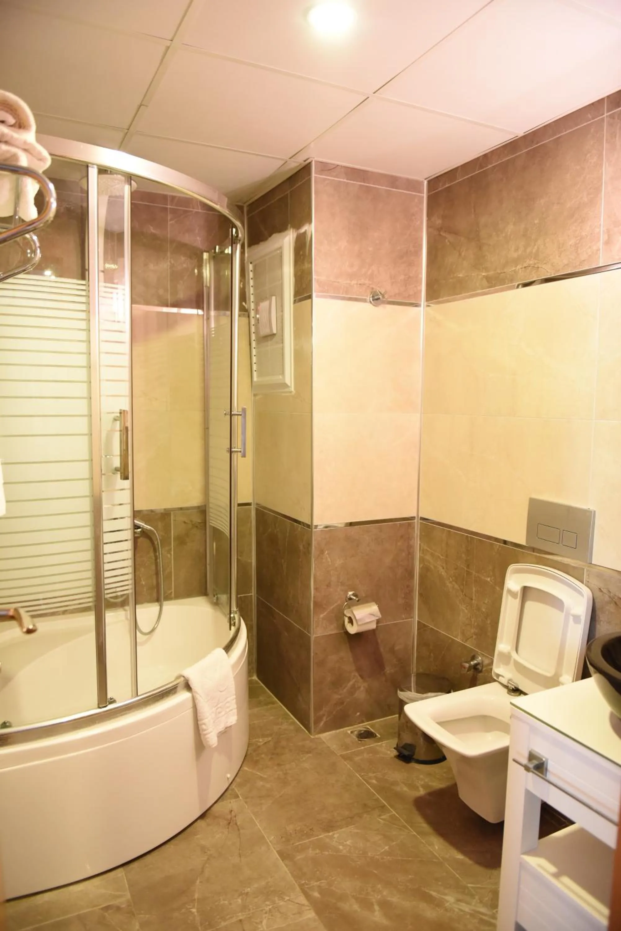 Shower in Carpediem Diamond Hotel