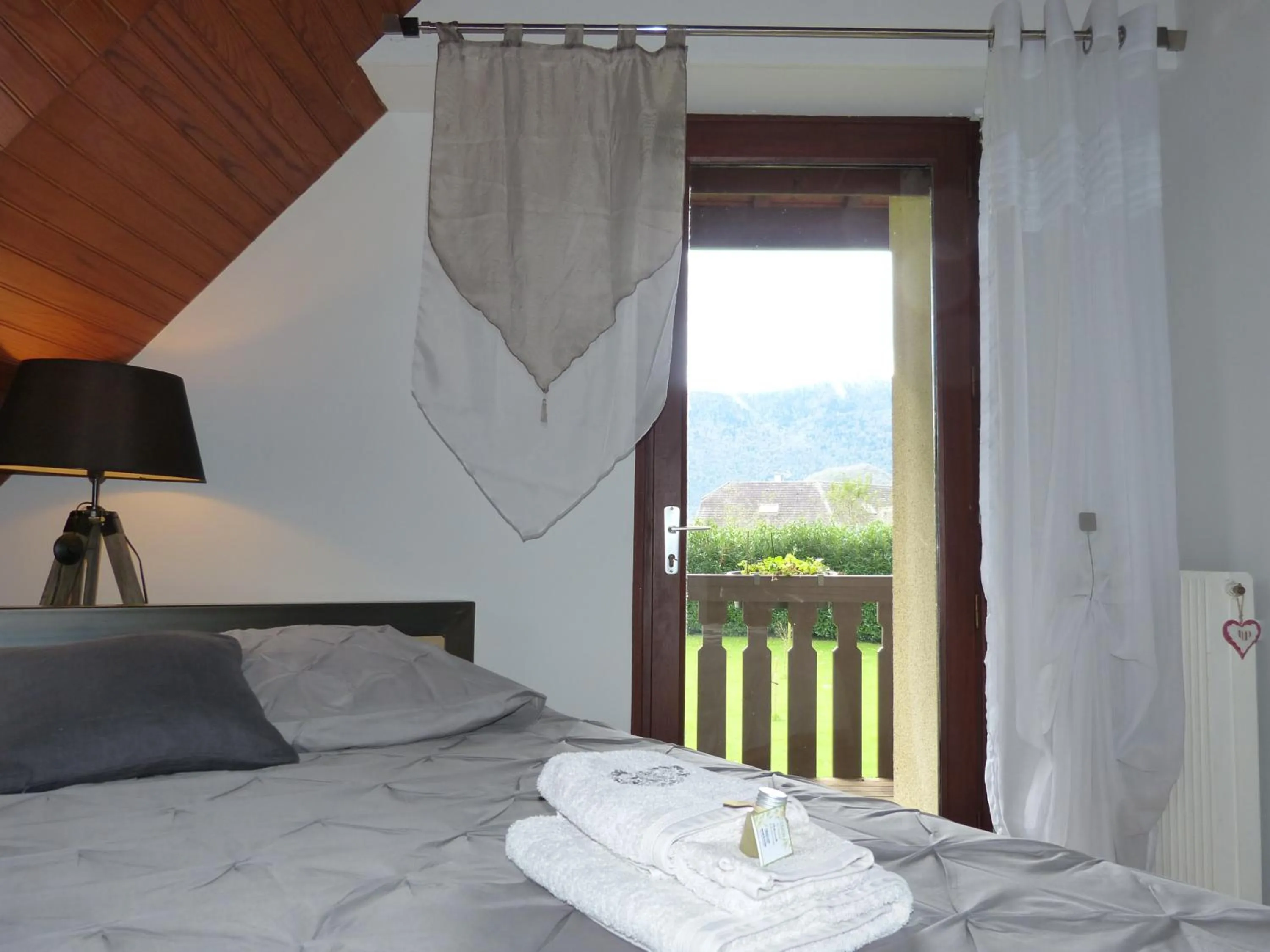 Photo of the whole room, Bed in LES CHAMBRES DU GAVE D'OSSAU