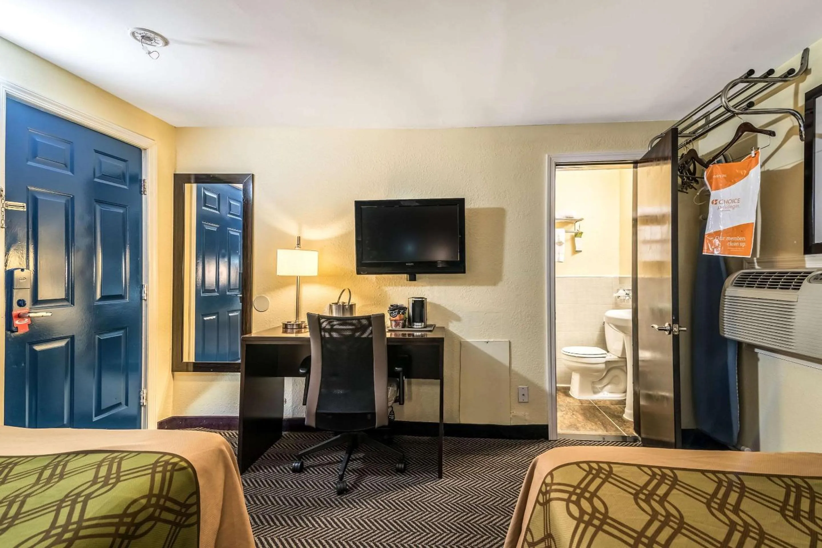 Photo of the whole room, TV/Entertainment Center in Econo Lodge Rutland