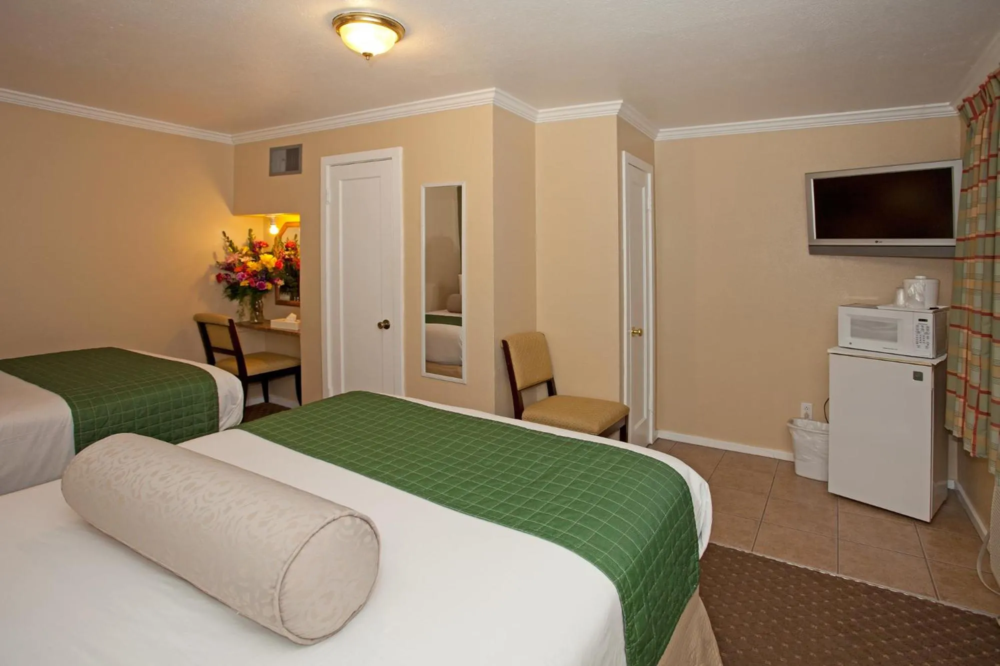 Photo of the whole room, Bed in Traveler's Inn Williams, CA Modern Renovated Hotel