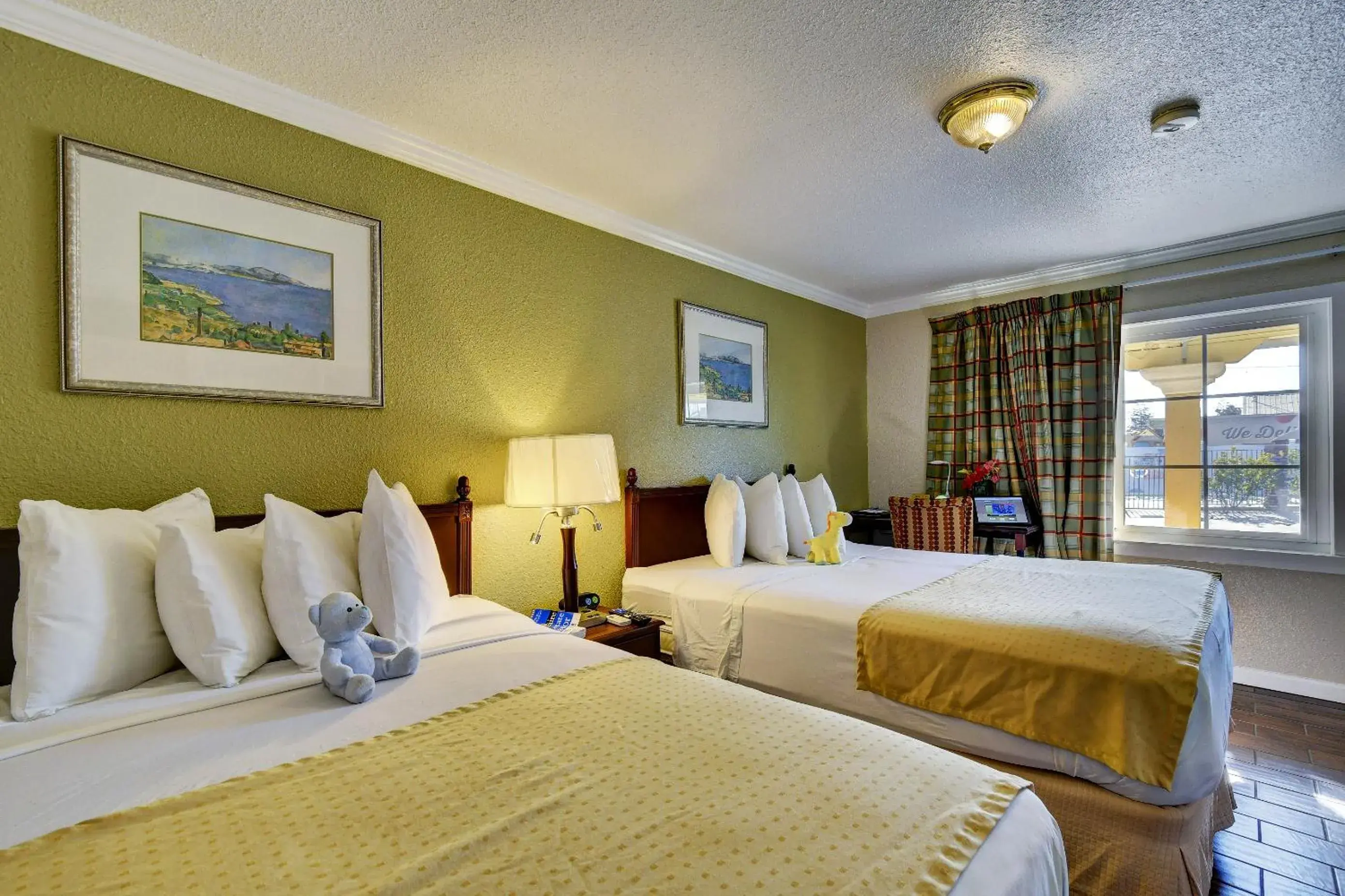 Bed in Traveler's Inn Williams, CA Modern Renovated Hotel Bed in Traveler's Inn Williams, CA Modern Renovated Hotel