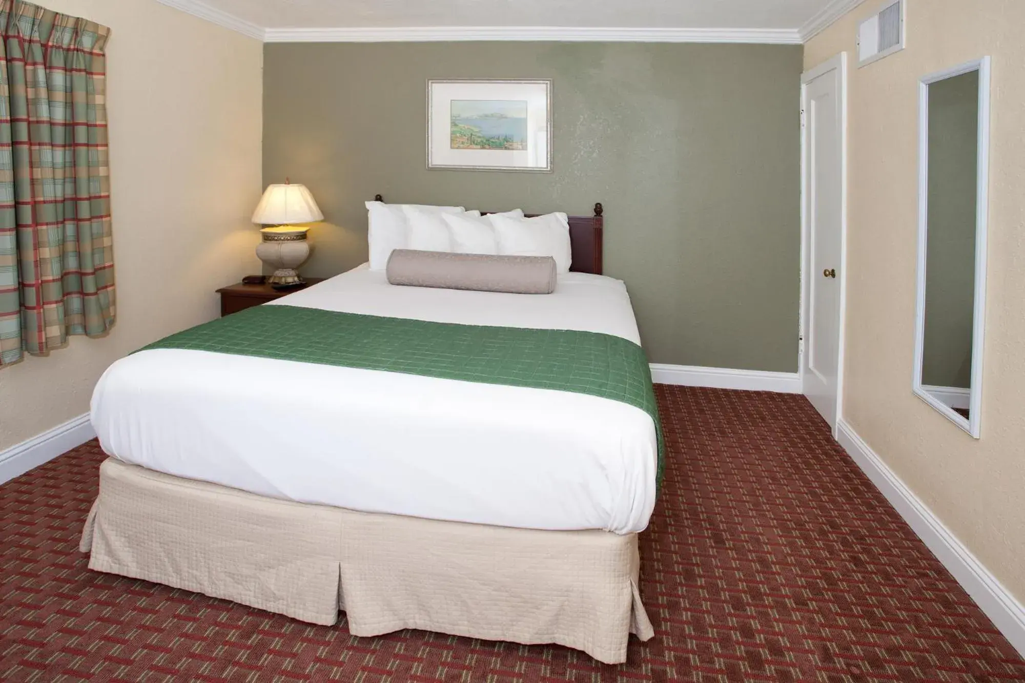 Photo of the whole room, Bed in Traveler's Inn Williams, CA Modern Renovated Hotel Photo of the whole room, Bed in Traveler's Inn Williams, CA Modern Renovated Hotel