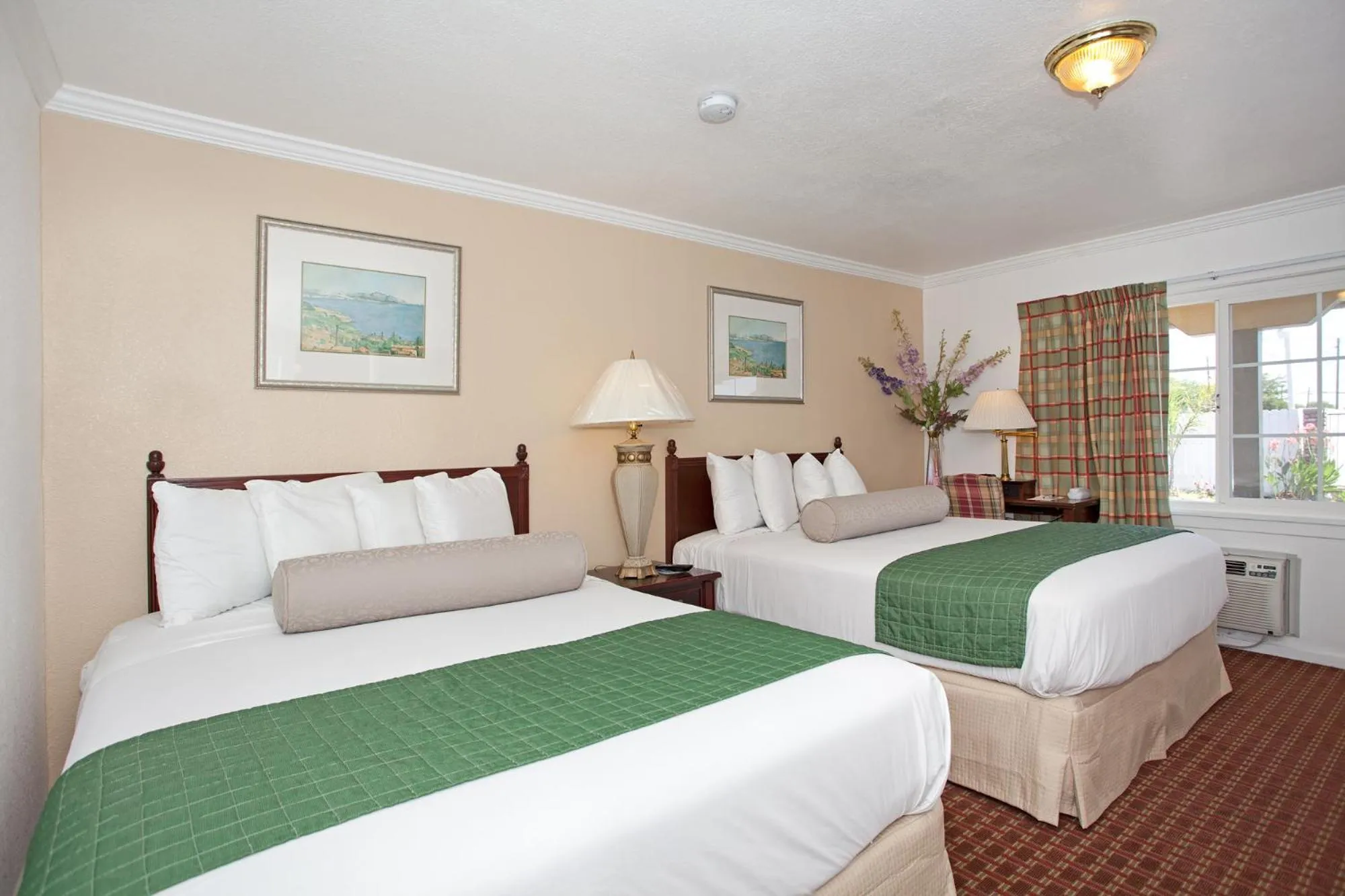 Day, Bed in Traveler's Inn Williams, CA Modern Renovated Hotel