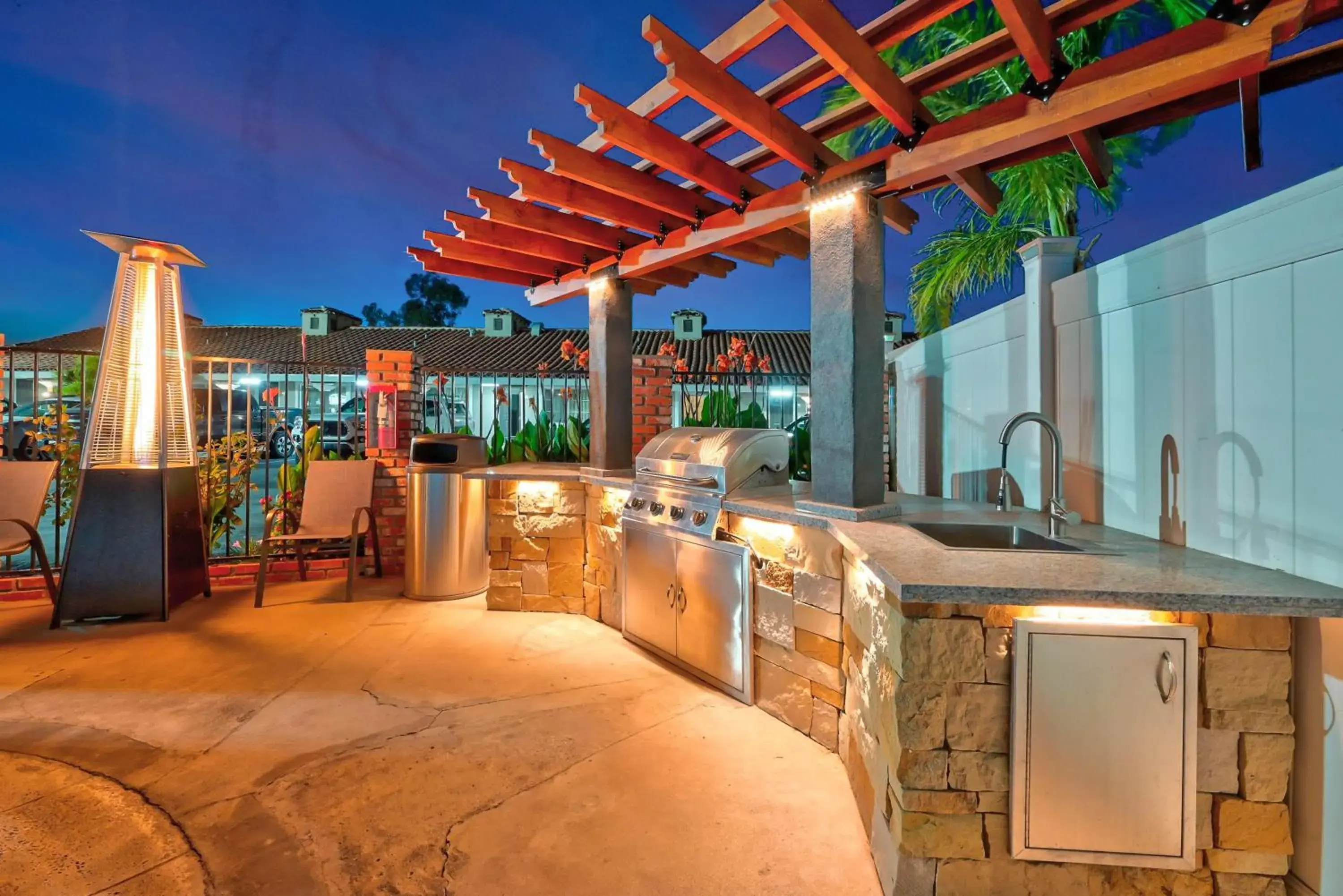 Queen Room in Traveler's Inn Williams, CA Modern Renovated Hotel Queen Room in Traveler's Inn Williams, CA Modern Renovated Hotel