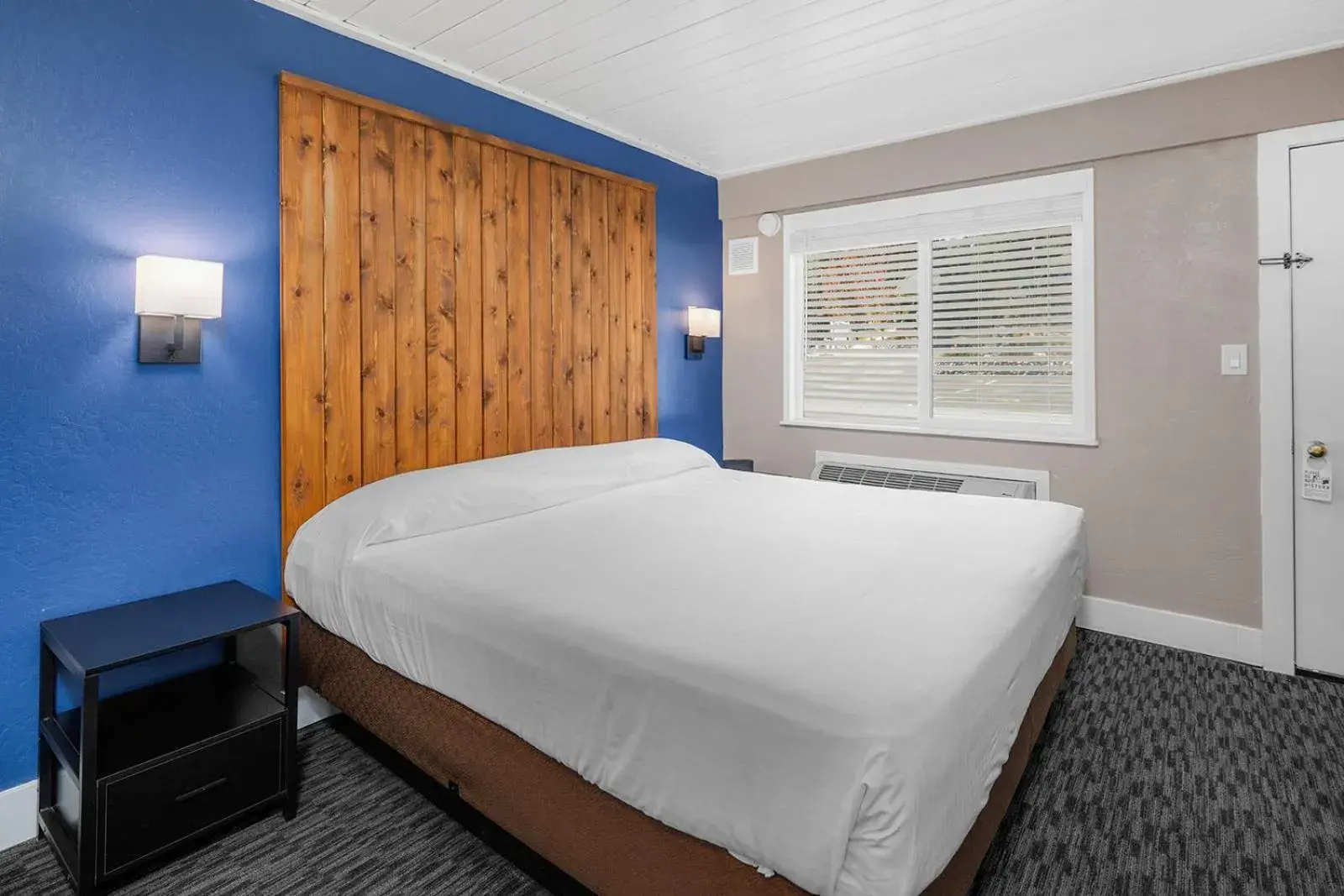 Bed in The Inn at Boatworks, Lake Tahoe Bed in The Inn at Boatworks, Lake Tahoe