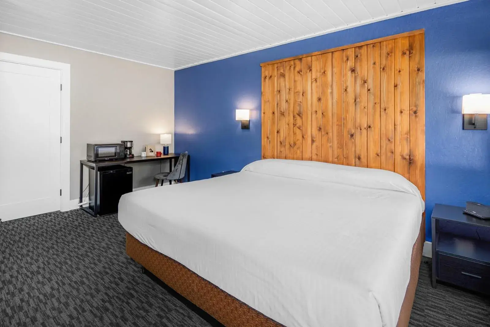 Bed in The Inn at Boatworks, Lake Tahoe Bed in The Inn at Boatworks, Lake Tahoe