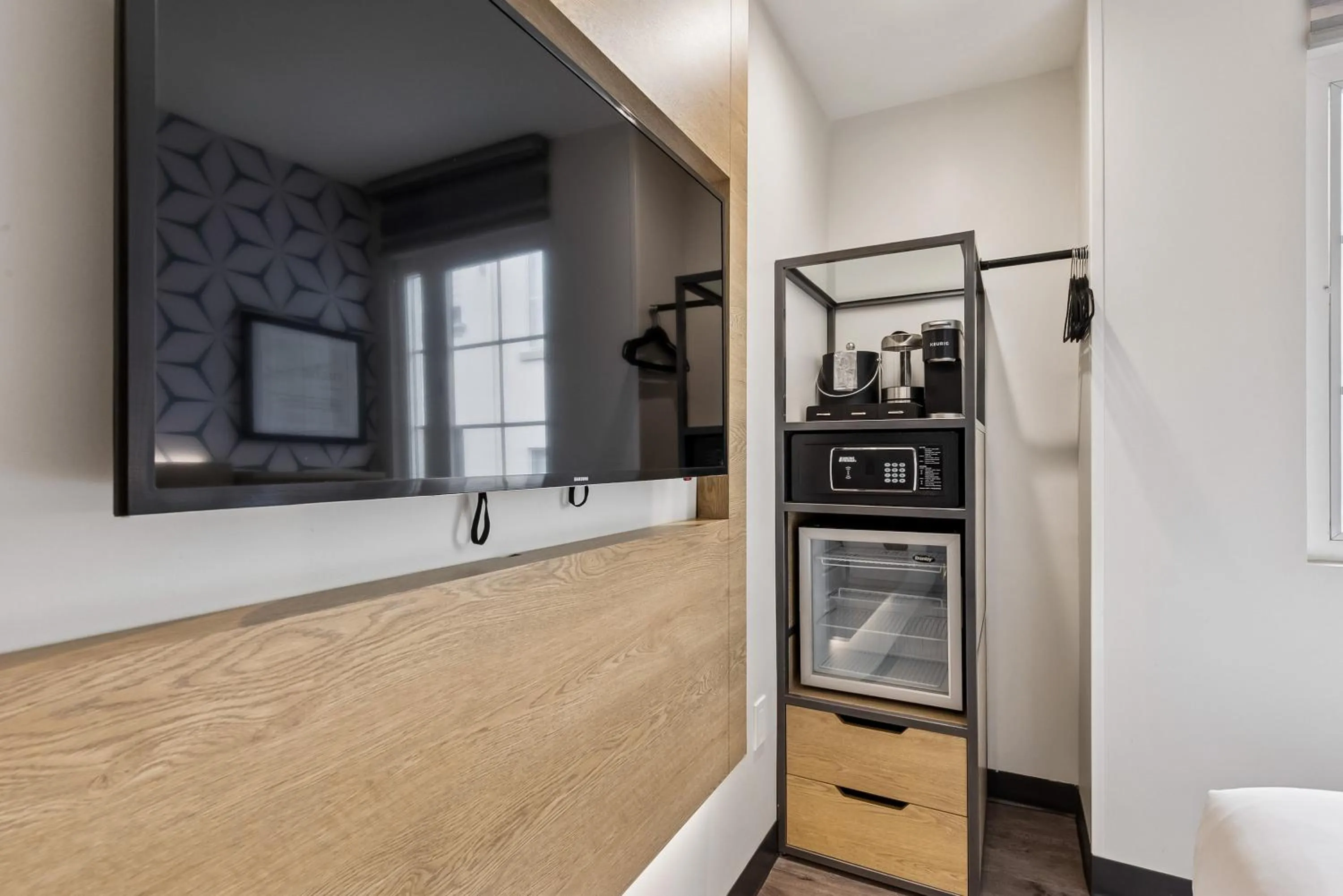 TV and multimedia in Kasa Niche Hotel Redwood City