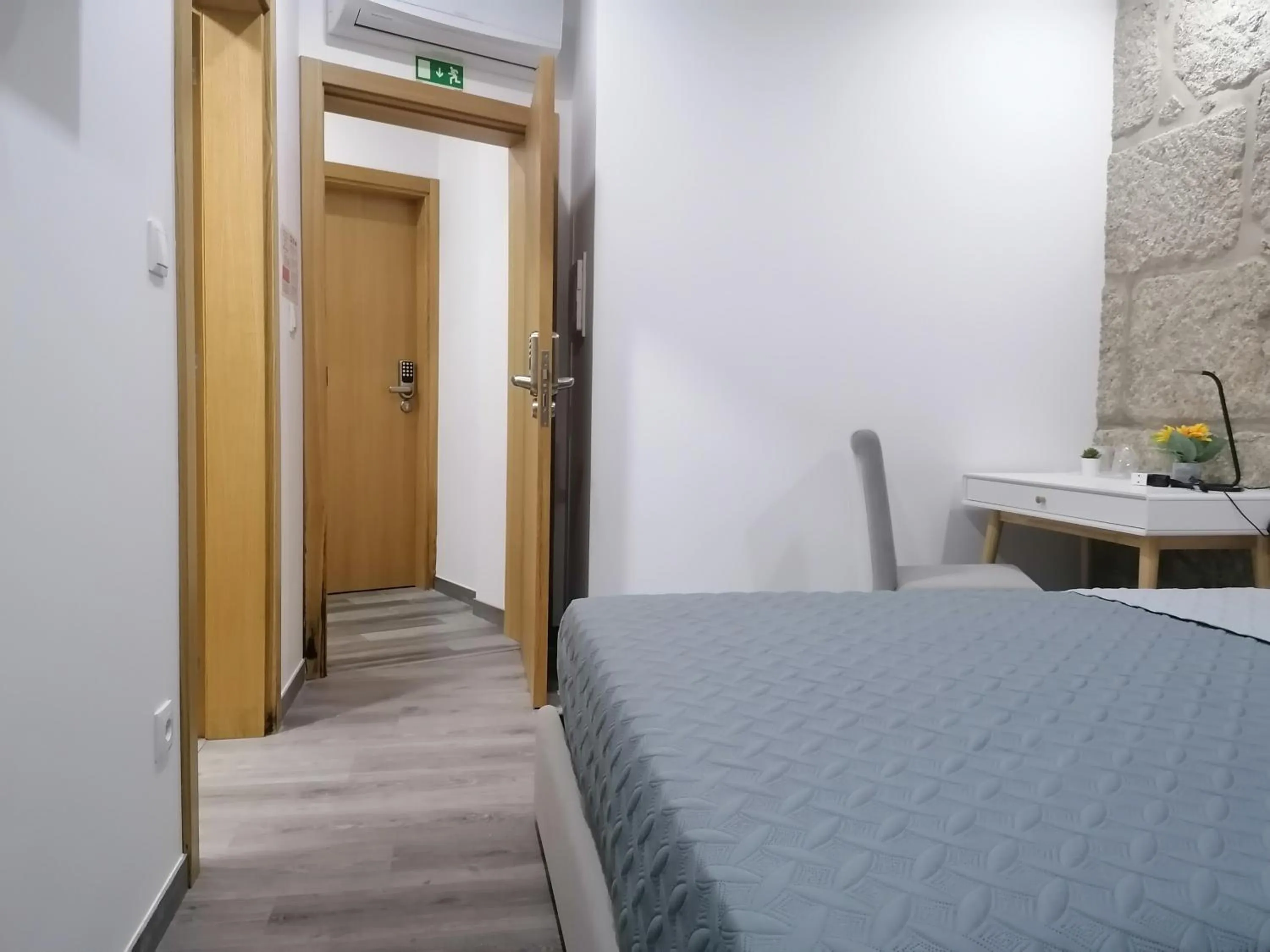 Bedroom, Bed in ALOJAMENTO GIRASSOL - Guest House - Quarto com casa de banho privativa