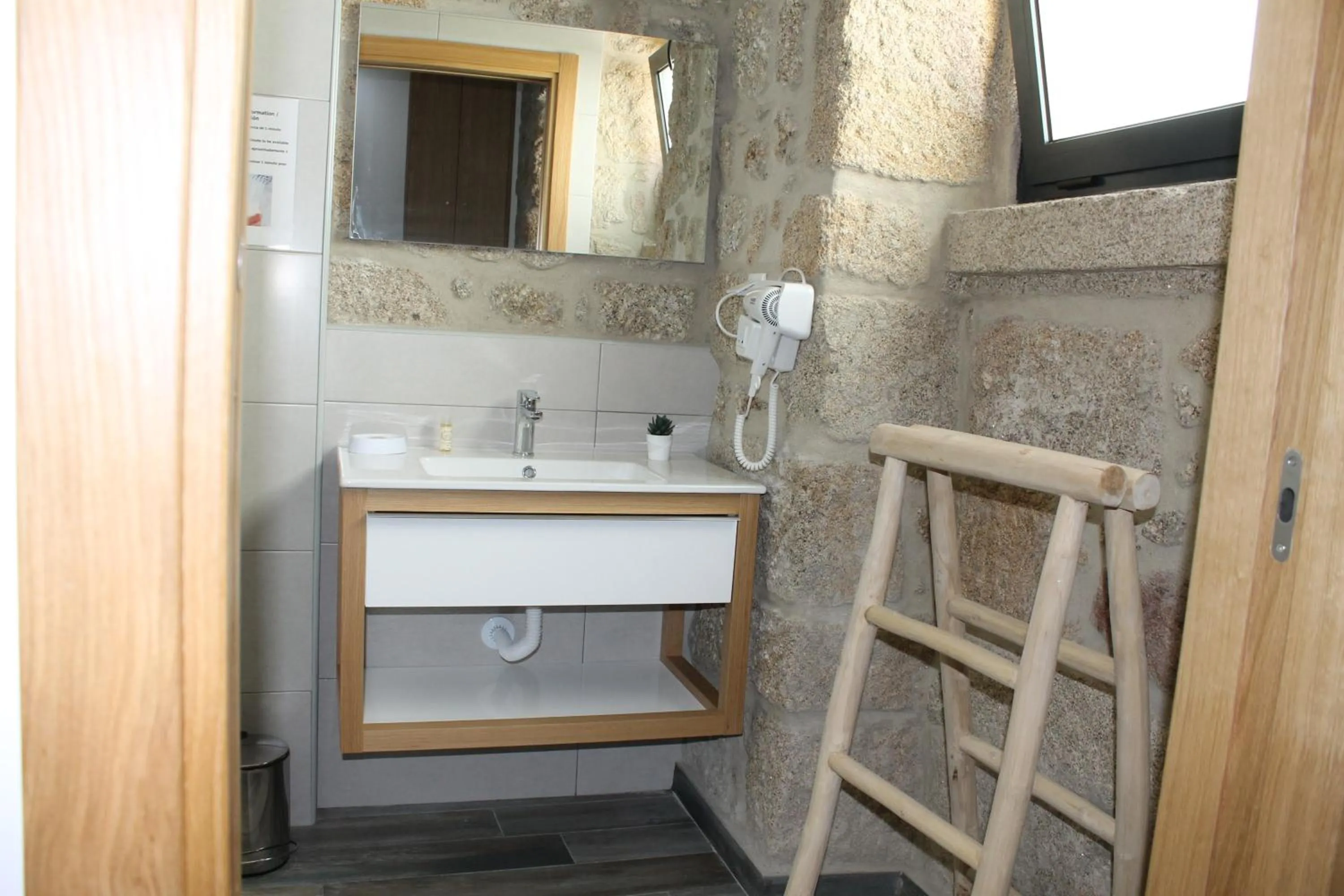 Bathroom in ALOJAMENTO GIRASSOL - Guest House - Quarto com casa de banho privativa
