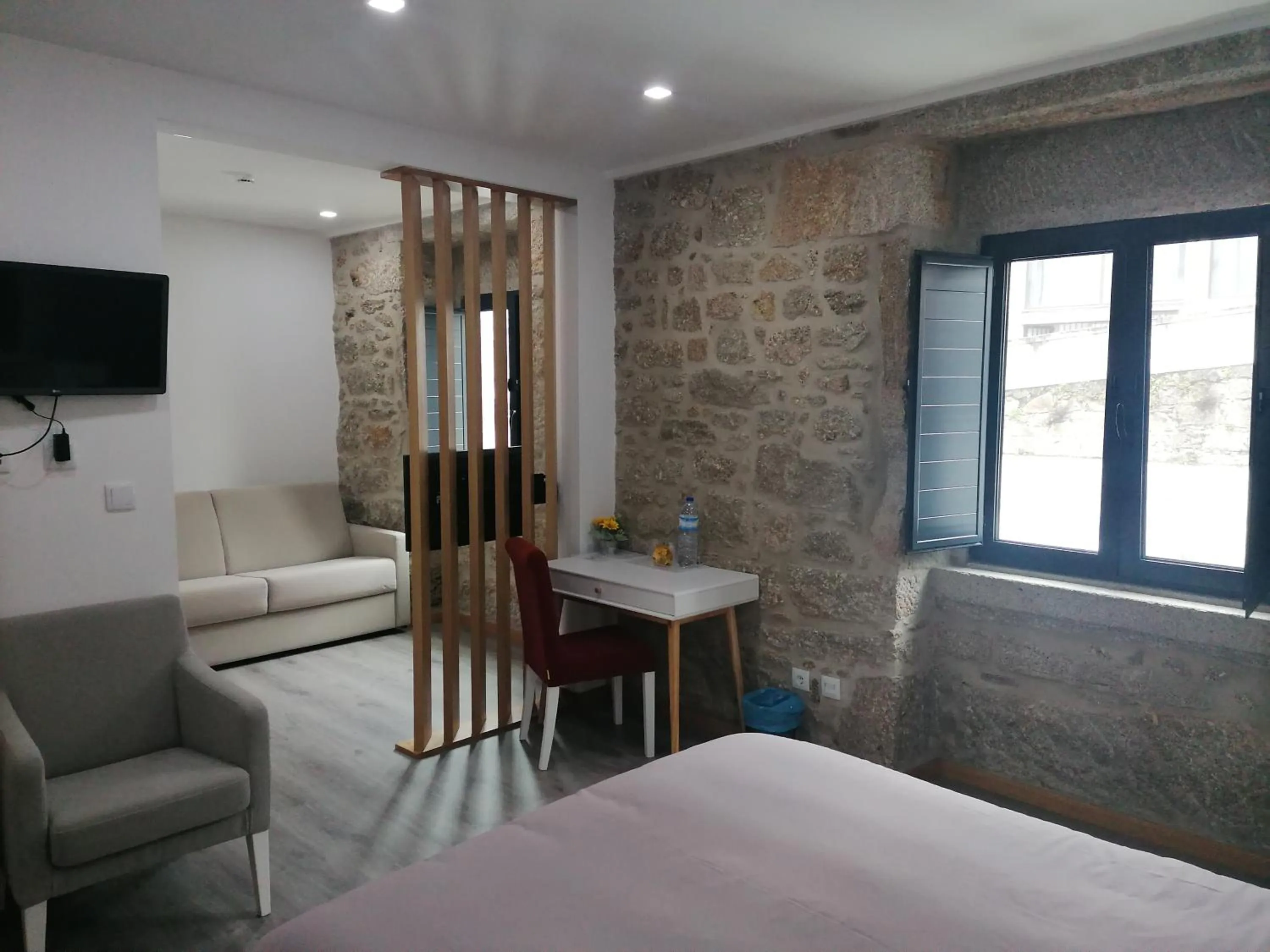 Bedroom, Bed in ALOJAMENTO GIRASSOL - Guest House - Quarto com casa de banho privativa