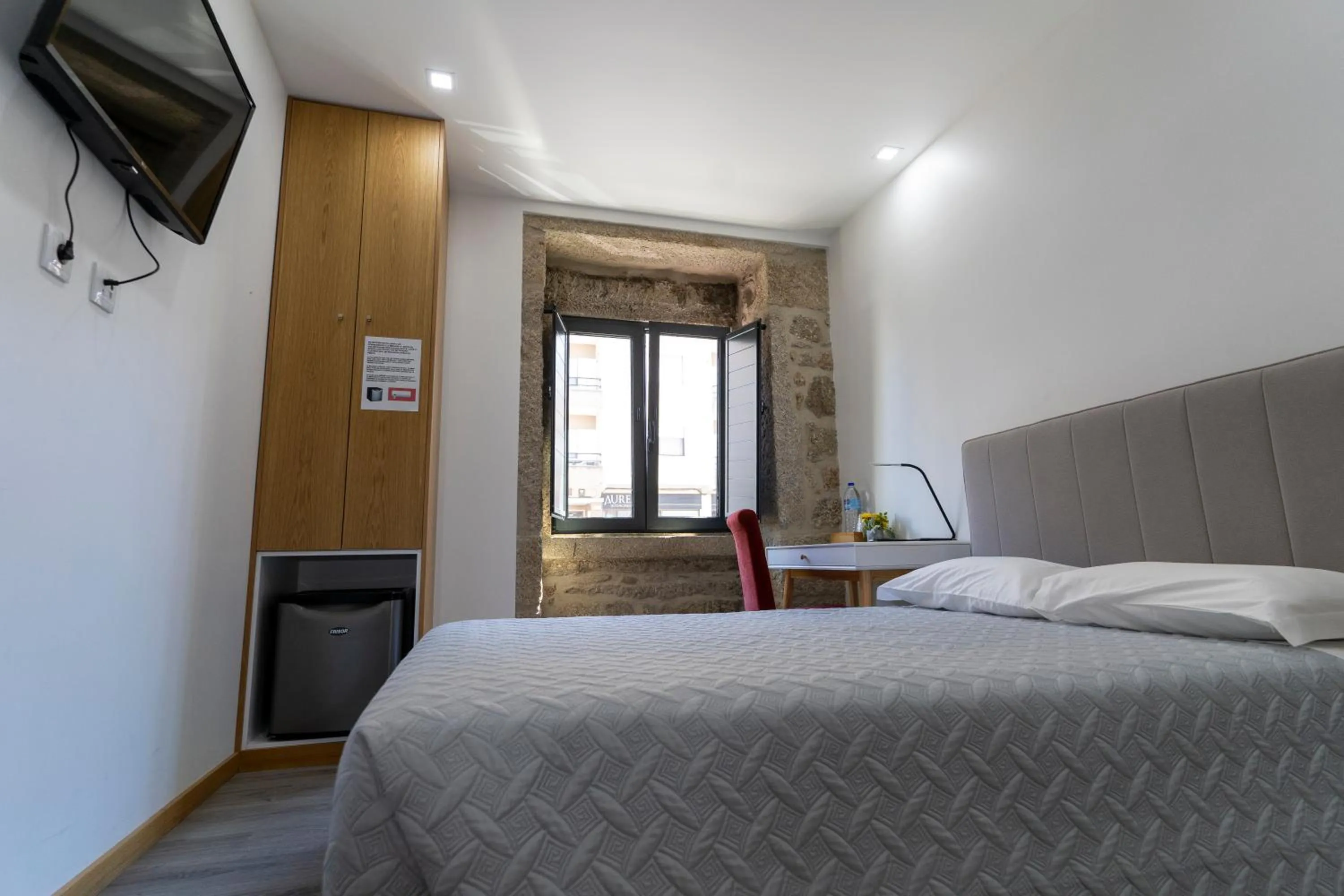 Bedroom, Bed in ALOJAMENTO GIRASSOL - Guest House - Quarto com casa de banho privativa