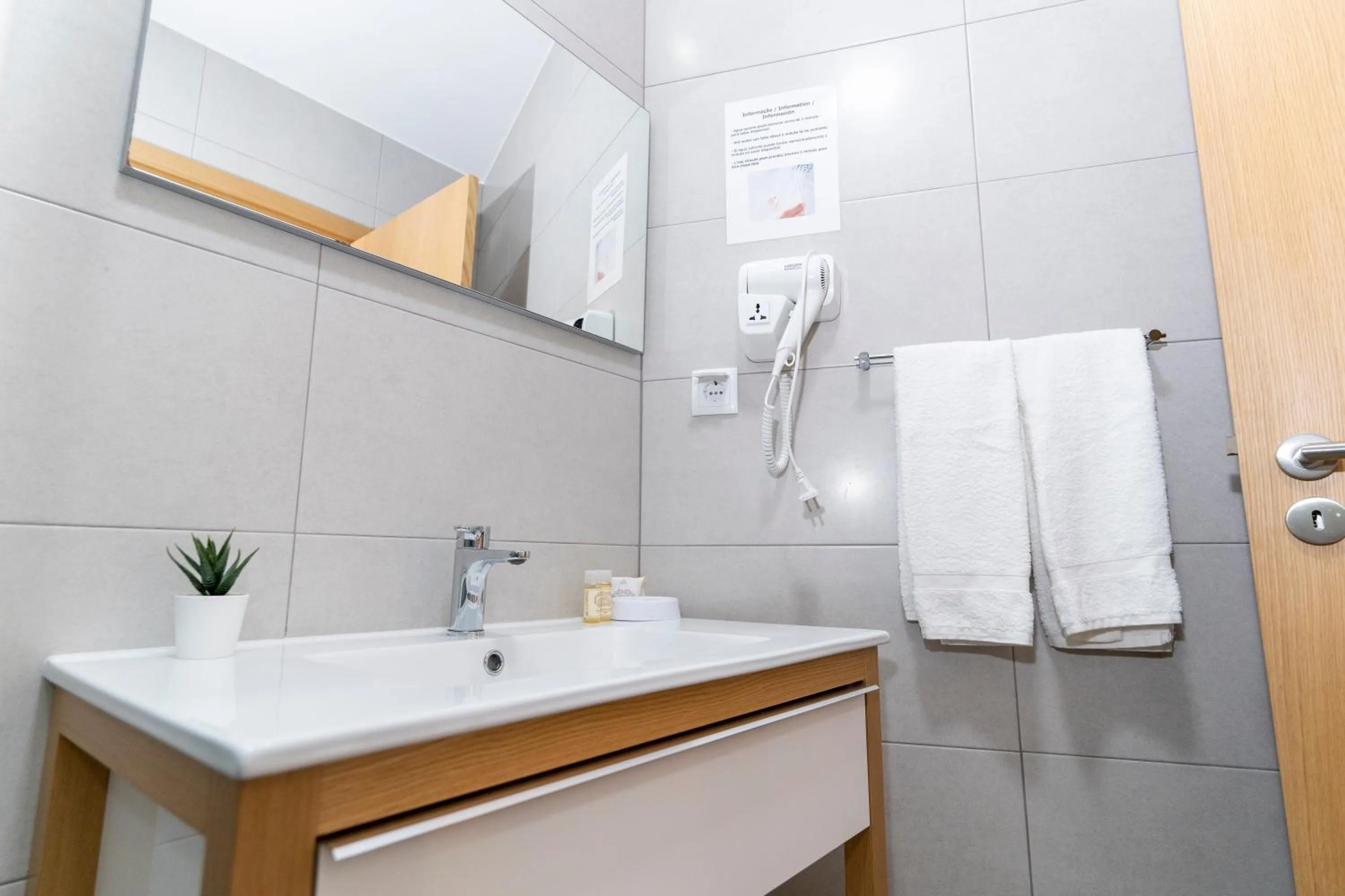 Bathroom in ALOJAMENTO GIRASSOL - Guest House - Quarto com casa de banho privativa