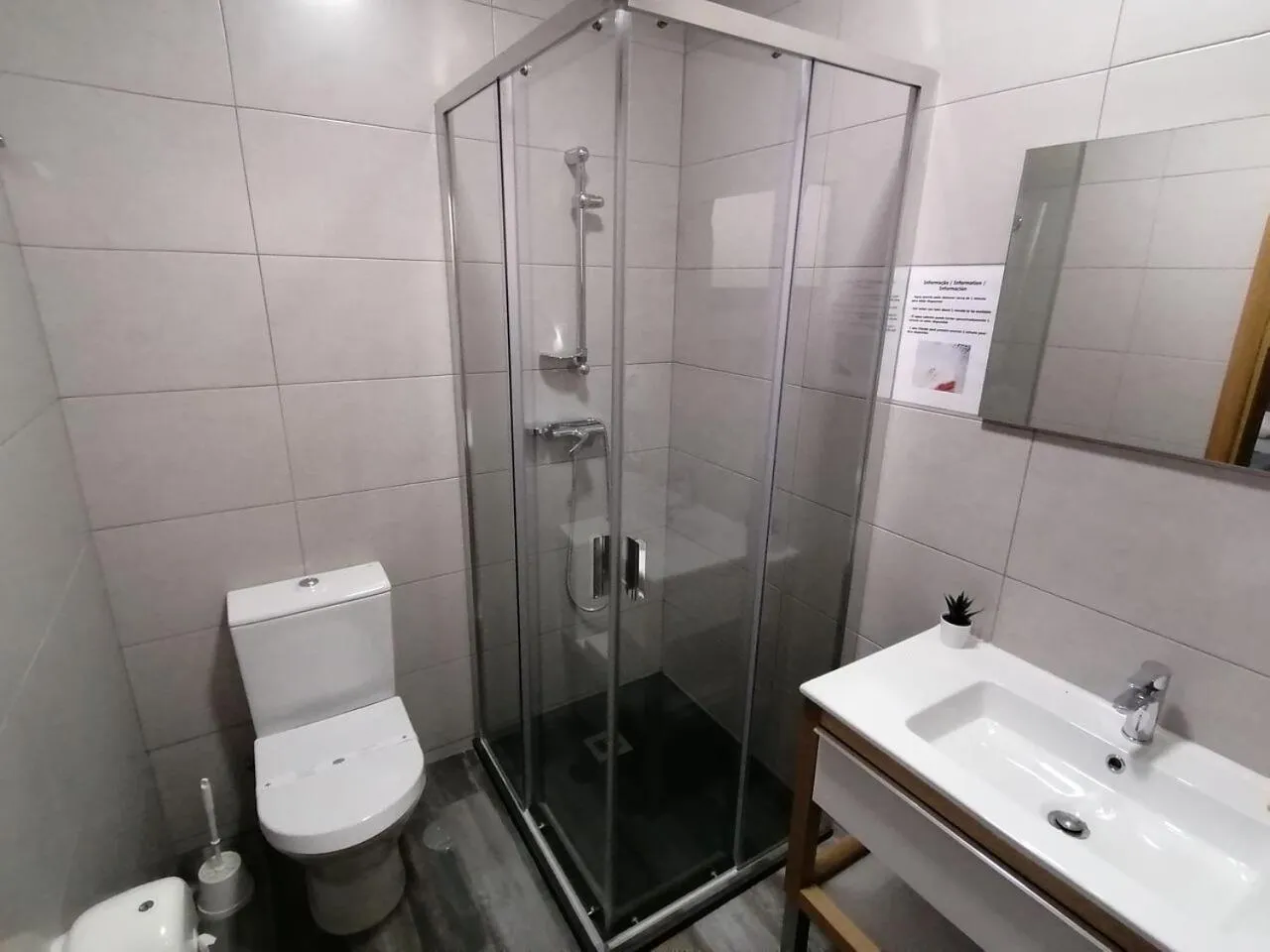 Bathroom in ALOJAMENTO GIRASSOL - Guest House - Quarto com casa de banho privativa