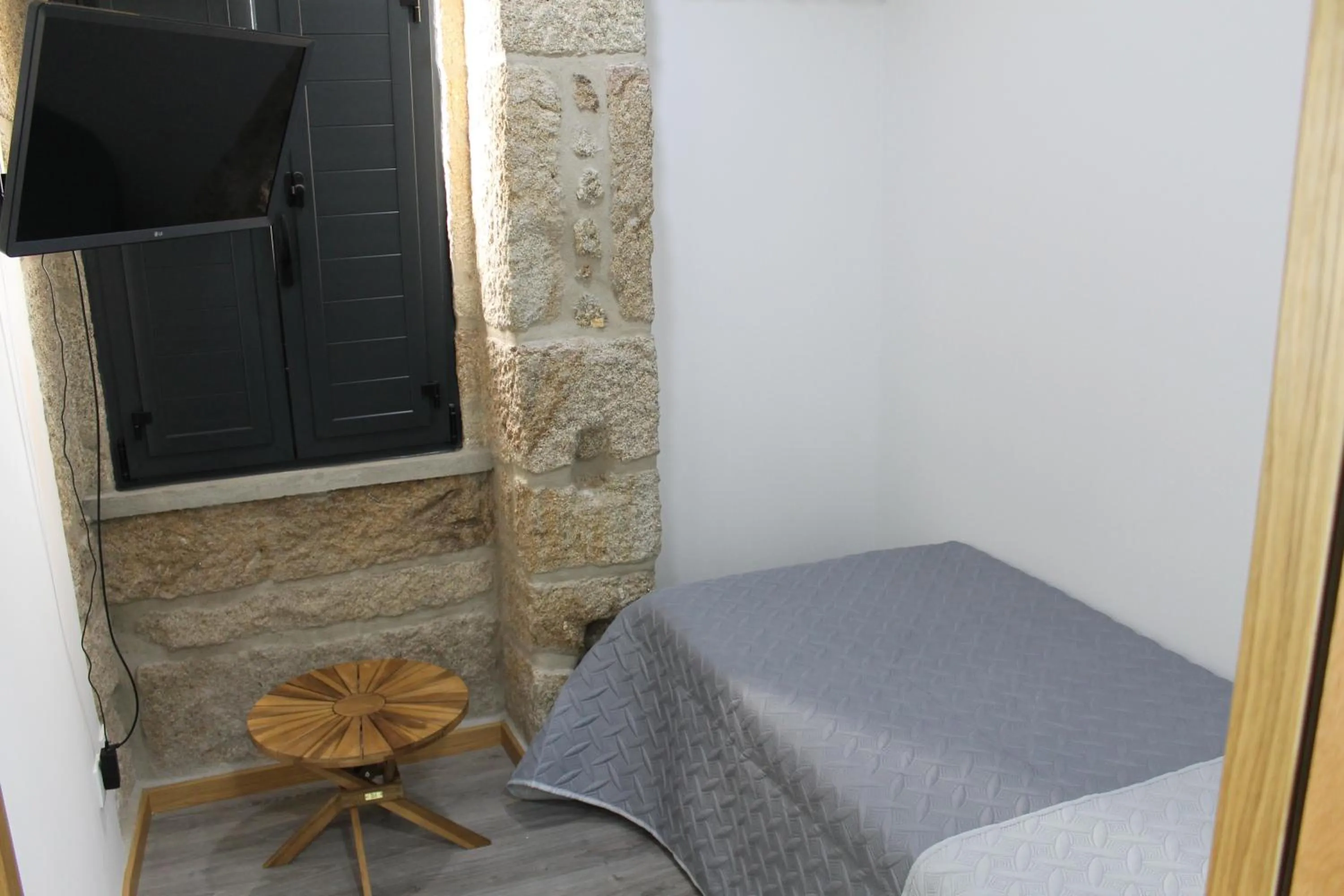 Bedroom, Bed in ALOJAMENTO GIRASSOL - Guest House - Quarto com casa de banho privativa