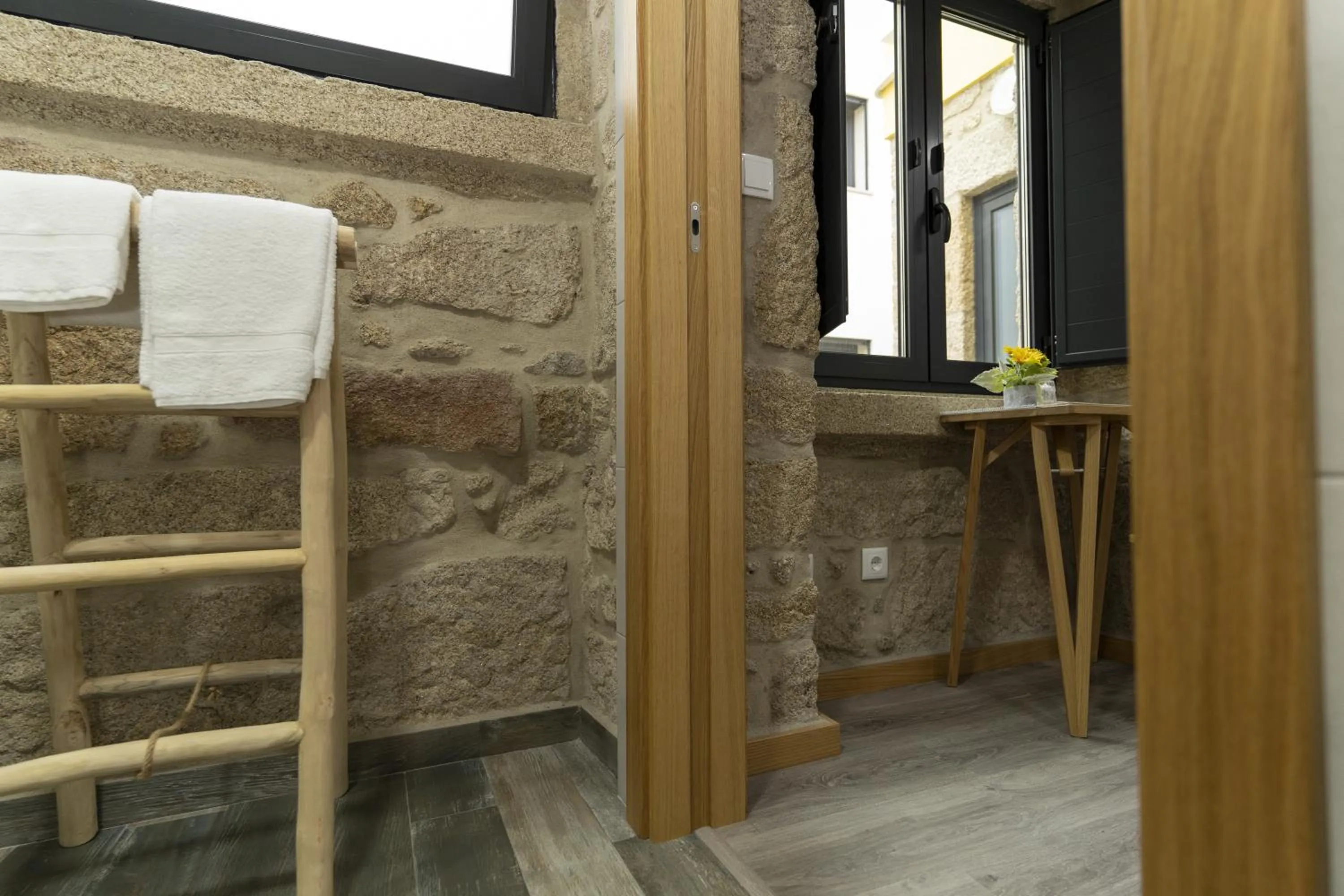 Bathroom in ALOJAMENTO GIRASSOL - Guest House - Quarto com casa de banho privativa