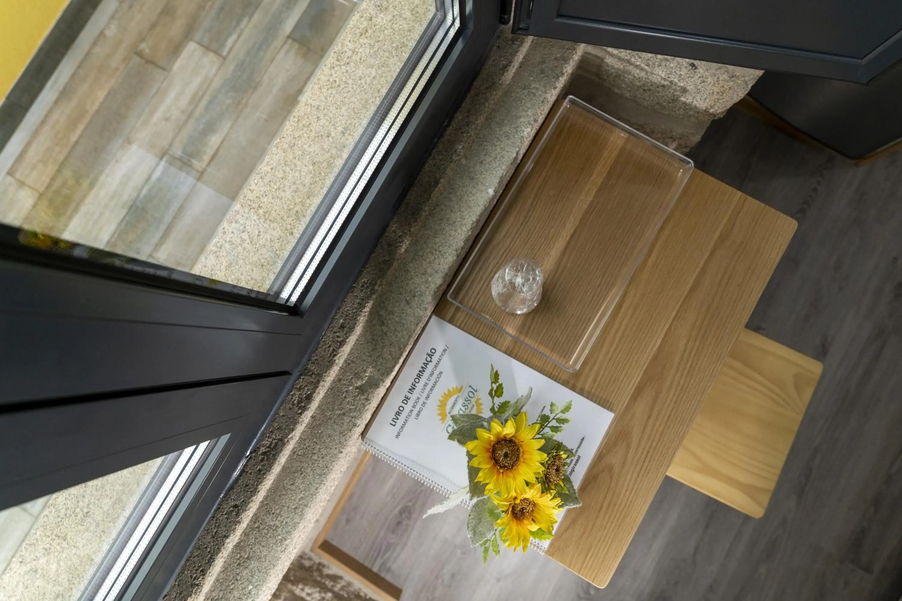 Property building in ALOJAMENTO GIRASSOL - Guest House - Quarto com casa de banho privativa