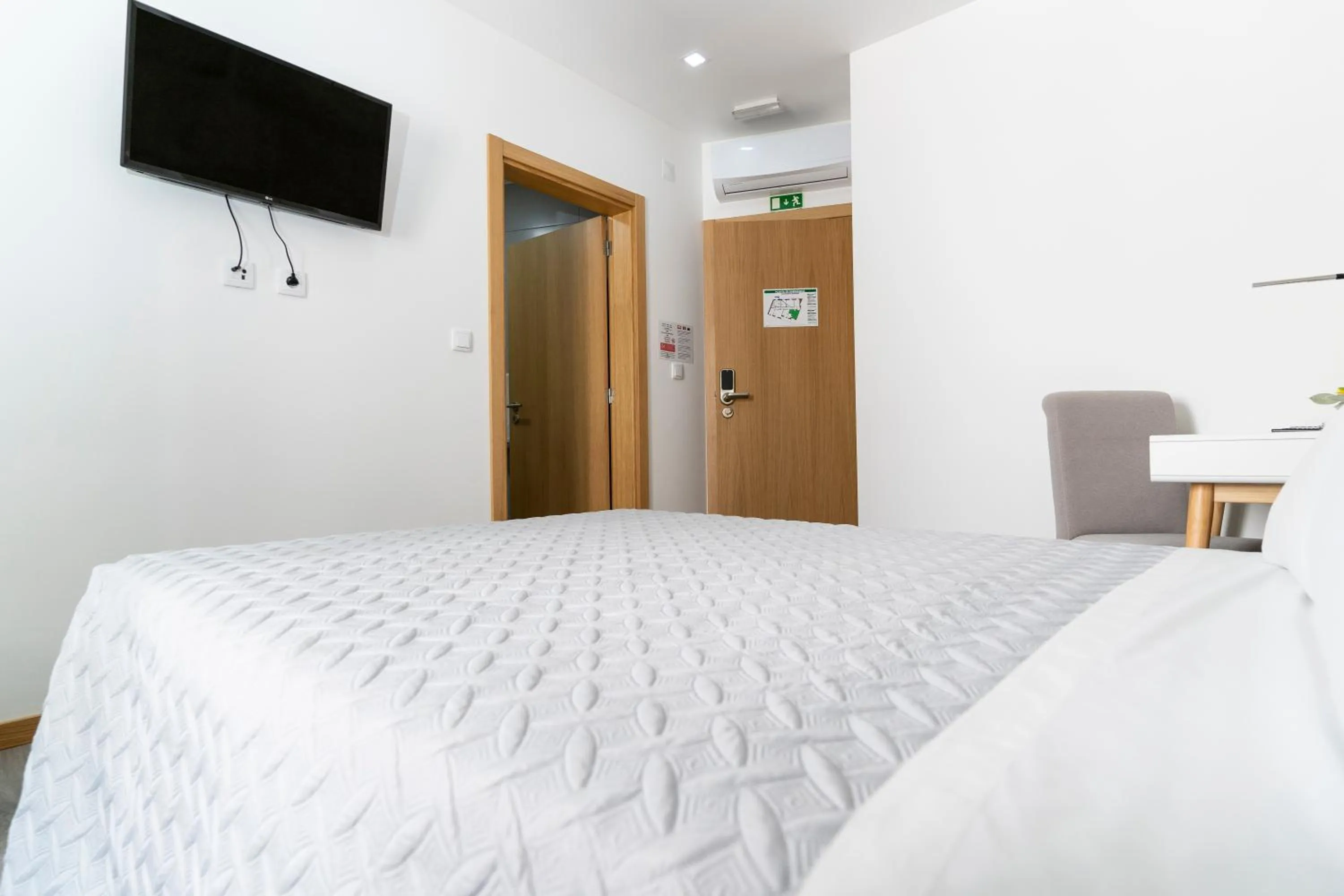 Bedroom, Bed in ALOJAMENTO GIRASSOL - Guest House - Quarto com casa de banho privativa