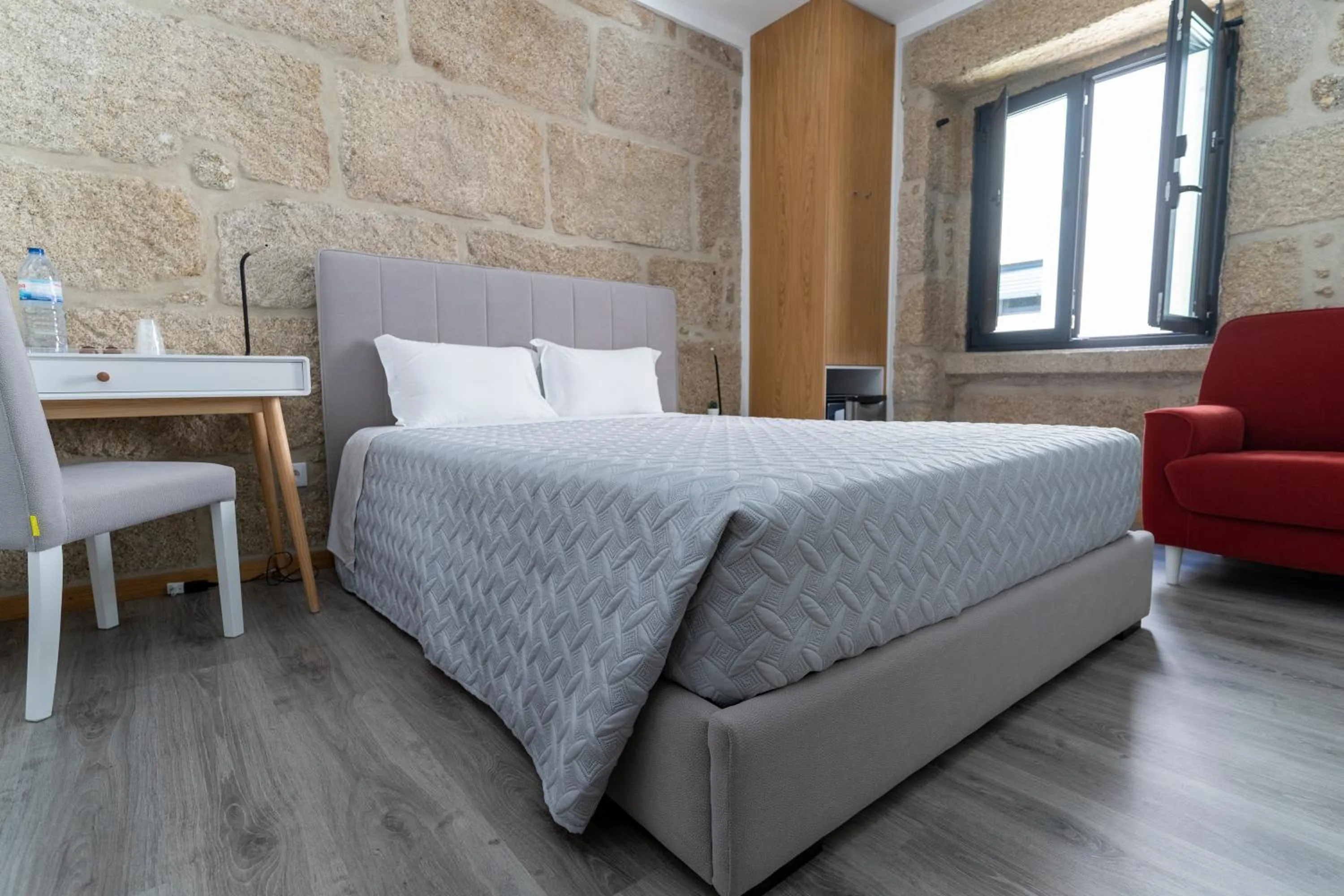 Bedroom, Bed in ALOJAMENTO GIRASSOL - Guest House - Quarto com casa de banho privativa