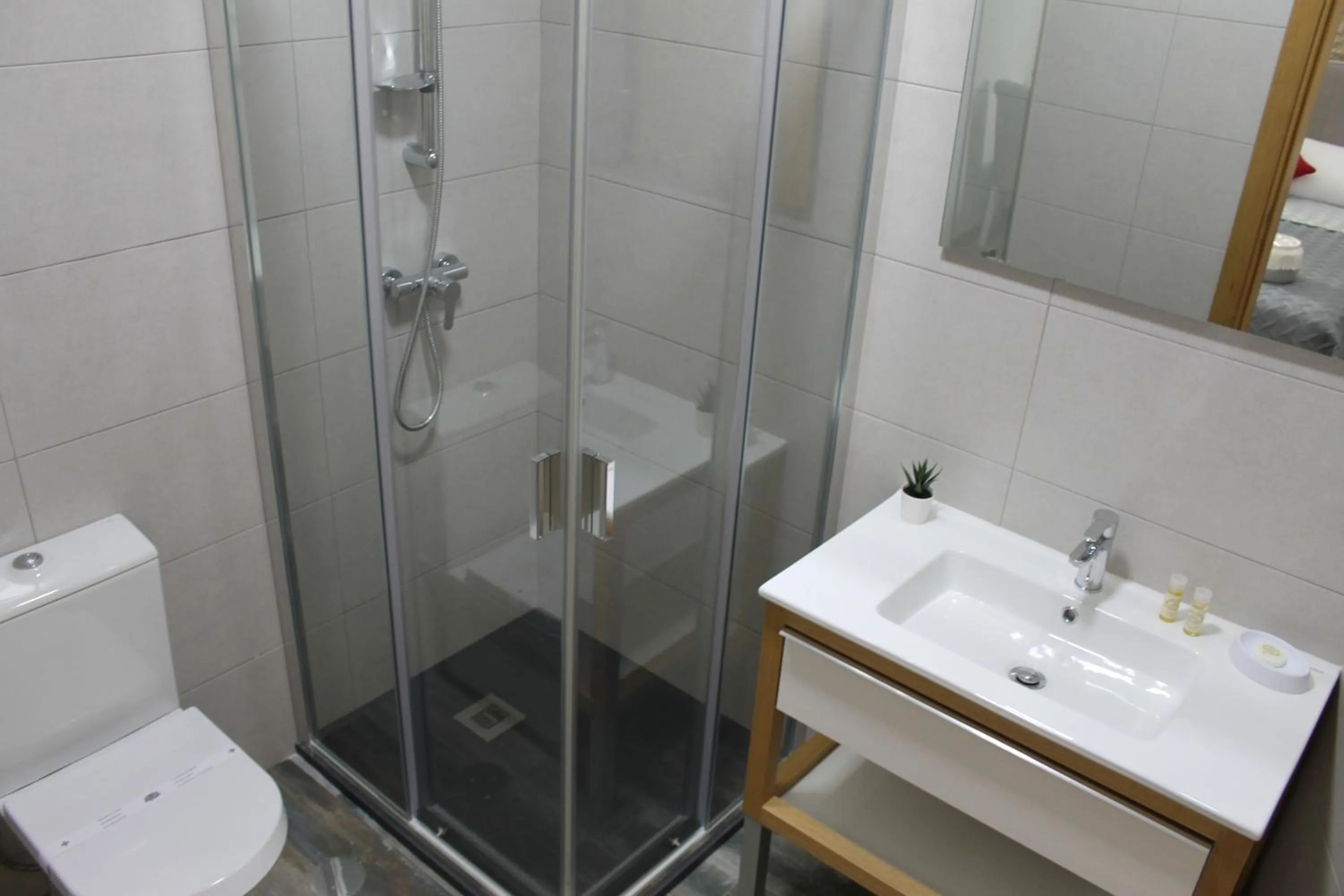 Bathroom in ALOJAMENTO GIRASSOL - Guest House - Quarto com casa de banho privativa
