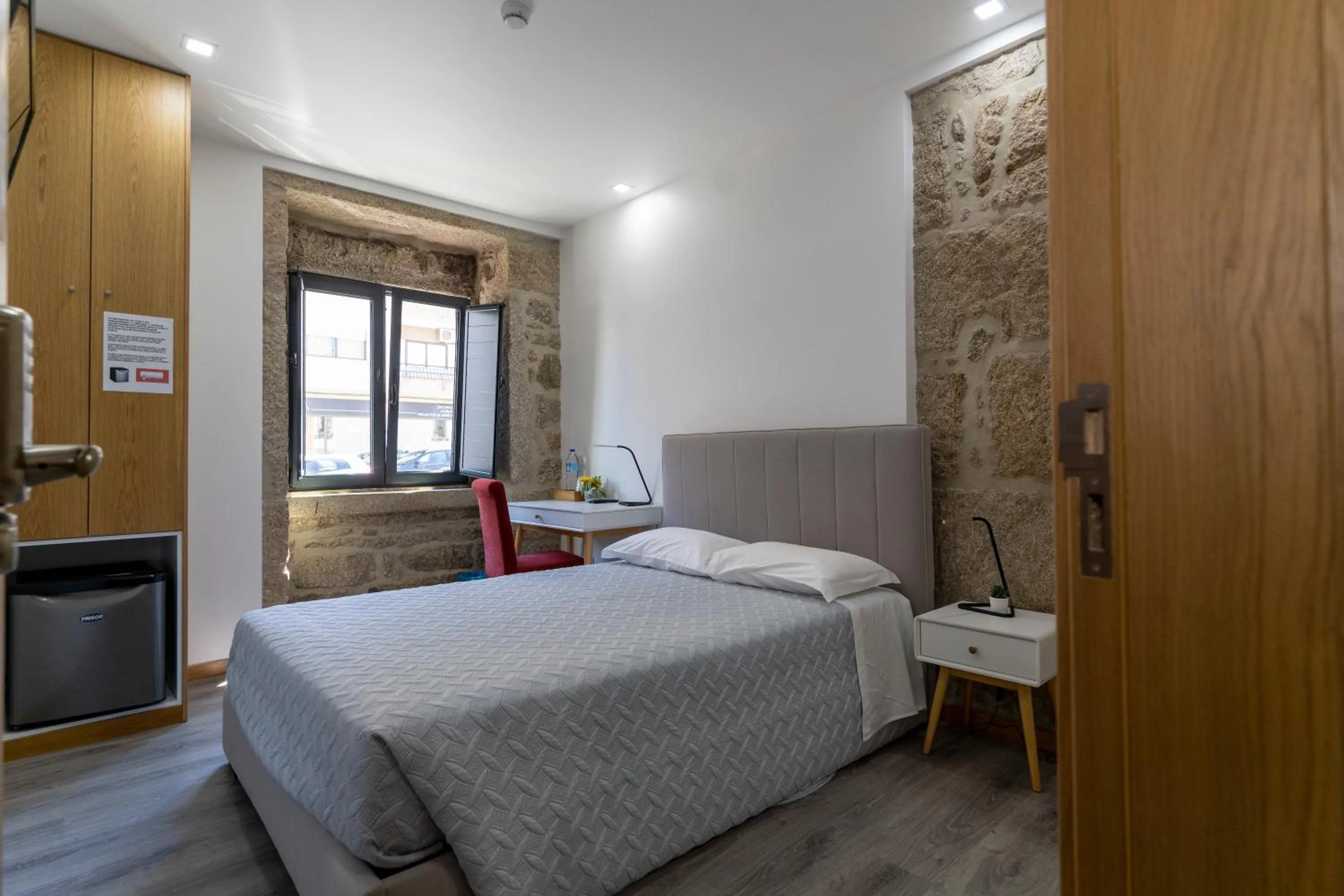 Bedroom, Bed in ALOJAMENTO GIRASSOL - Guest House - Quarto com casa de banho privativa