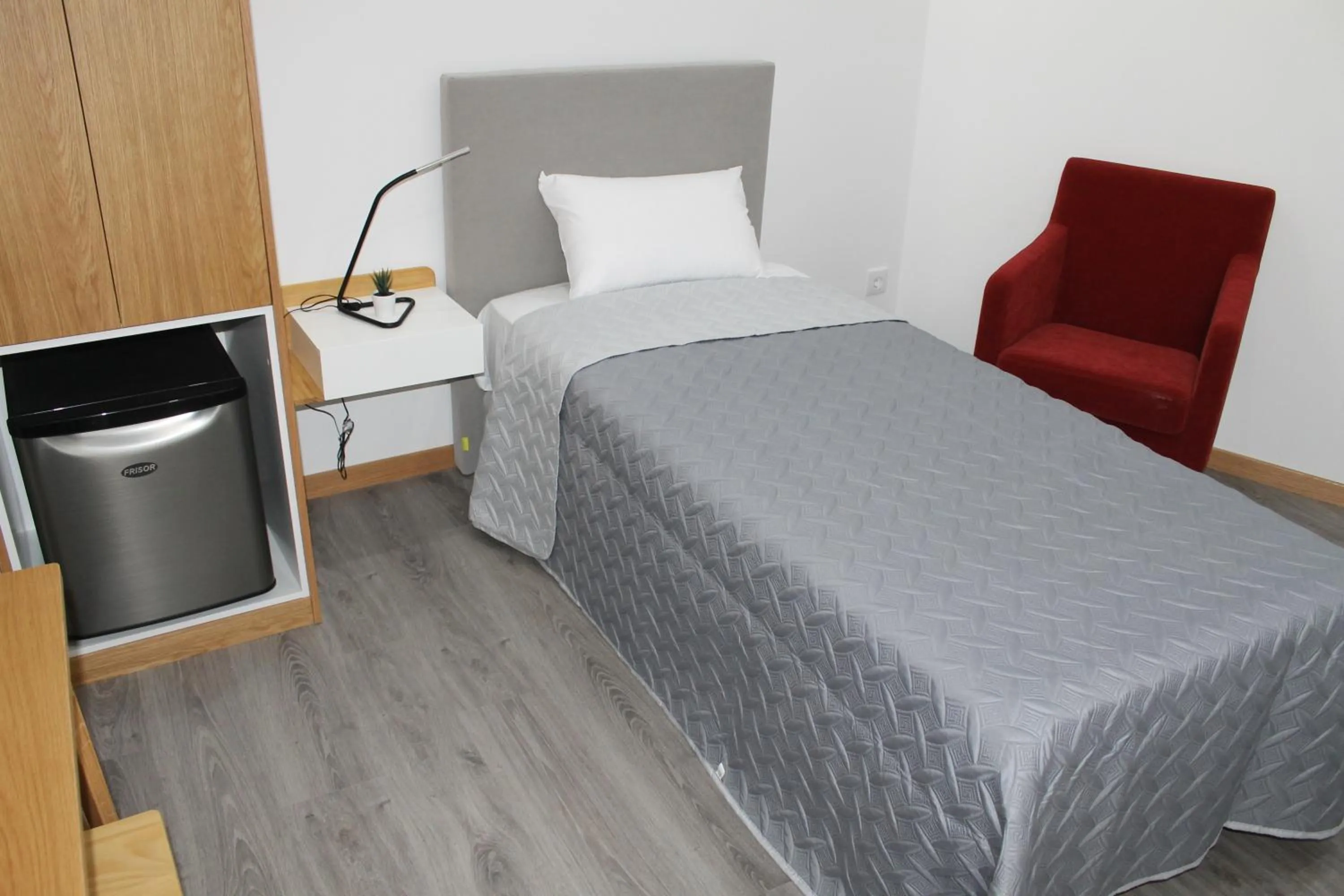 Bedroom, Bed in ALOJAMENTO GIRASSOL - Guest House - Quarto com casa de banho privativa