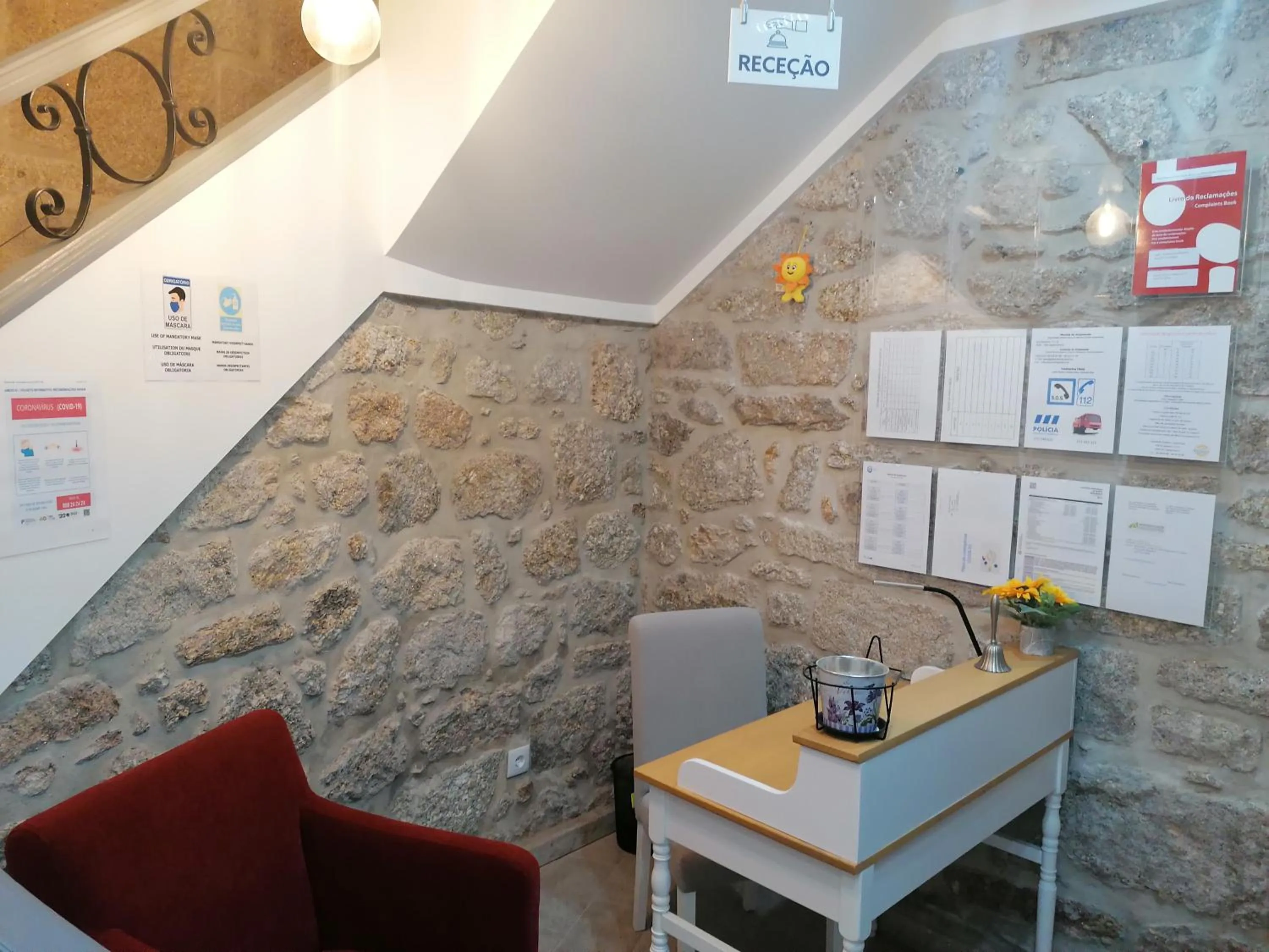 Property building in ALOJAMENTO GIRASSOL - Guest House - Quarto com casa de banho privativa