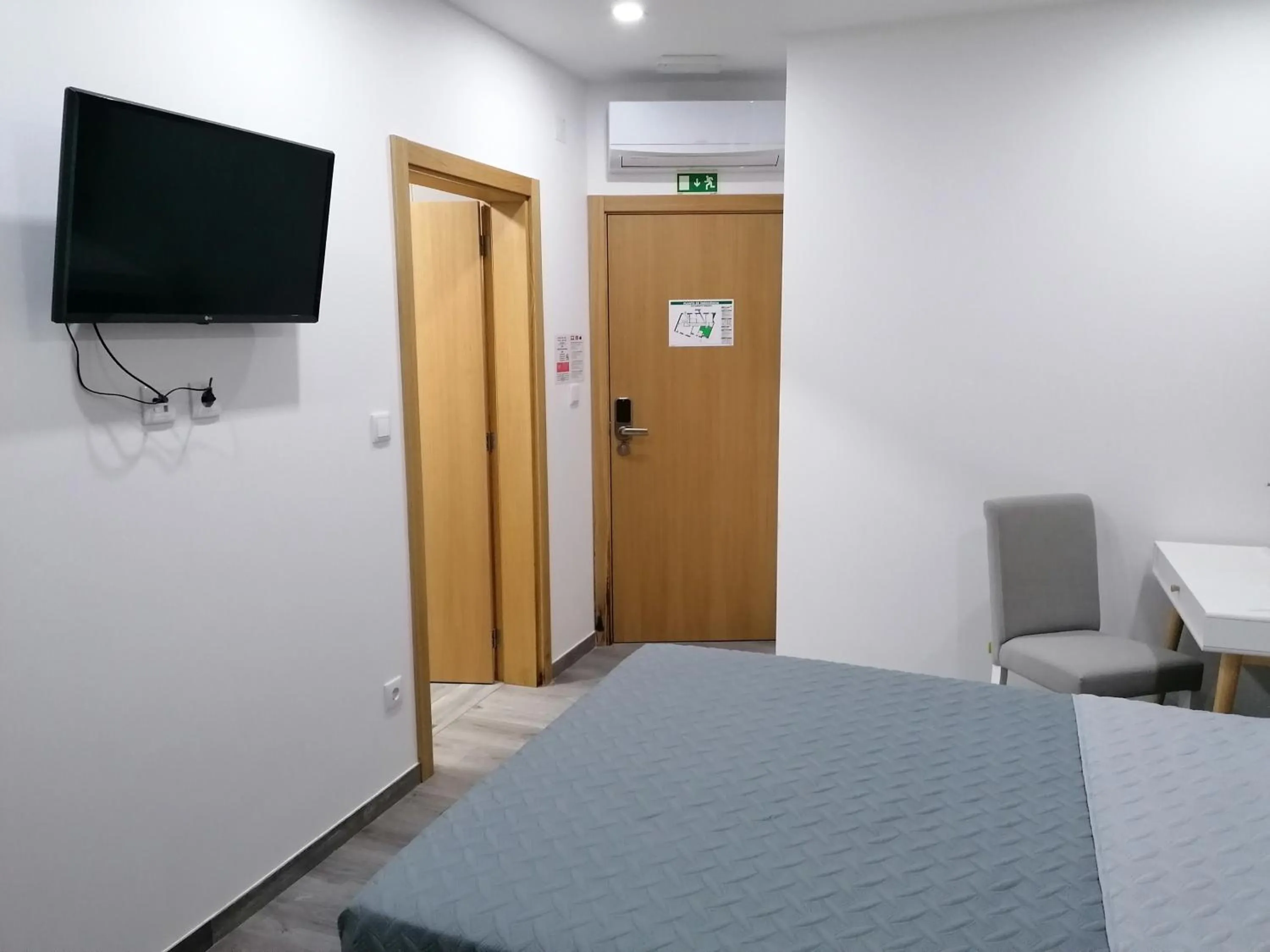 Bedroom, Bed in ALOJAMENTO GIRASSOL - Guest House - Quarto com casa de banho privativa