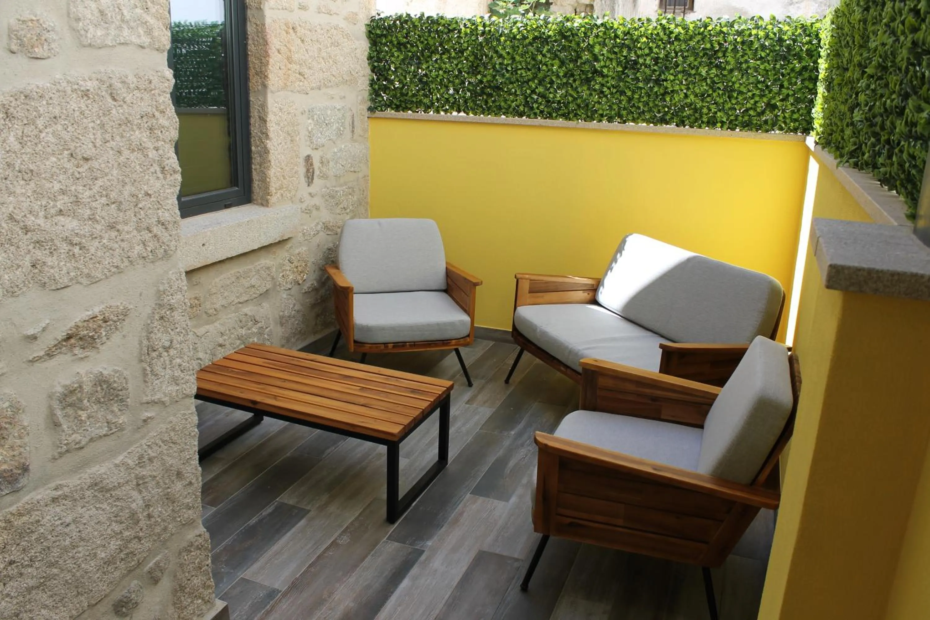 Property building in ALOJAMENTO GIRASSOL - Guest House - Quarto com casa de banho privativa