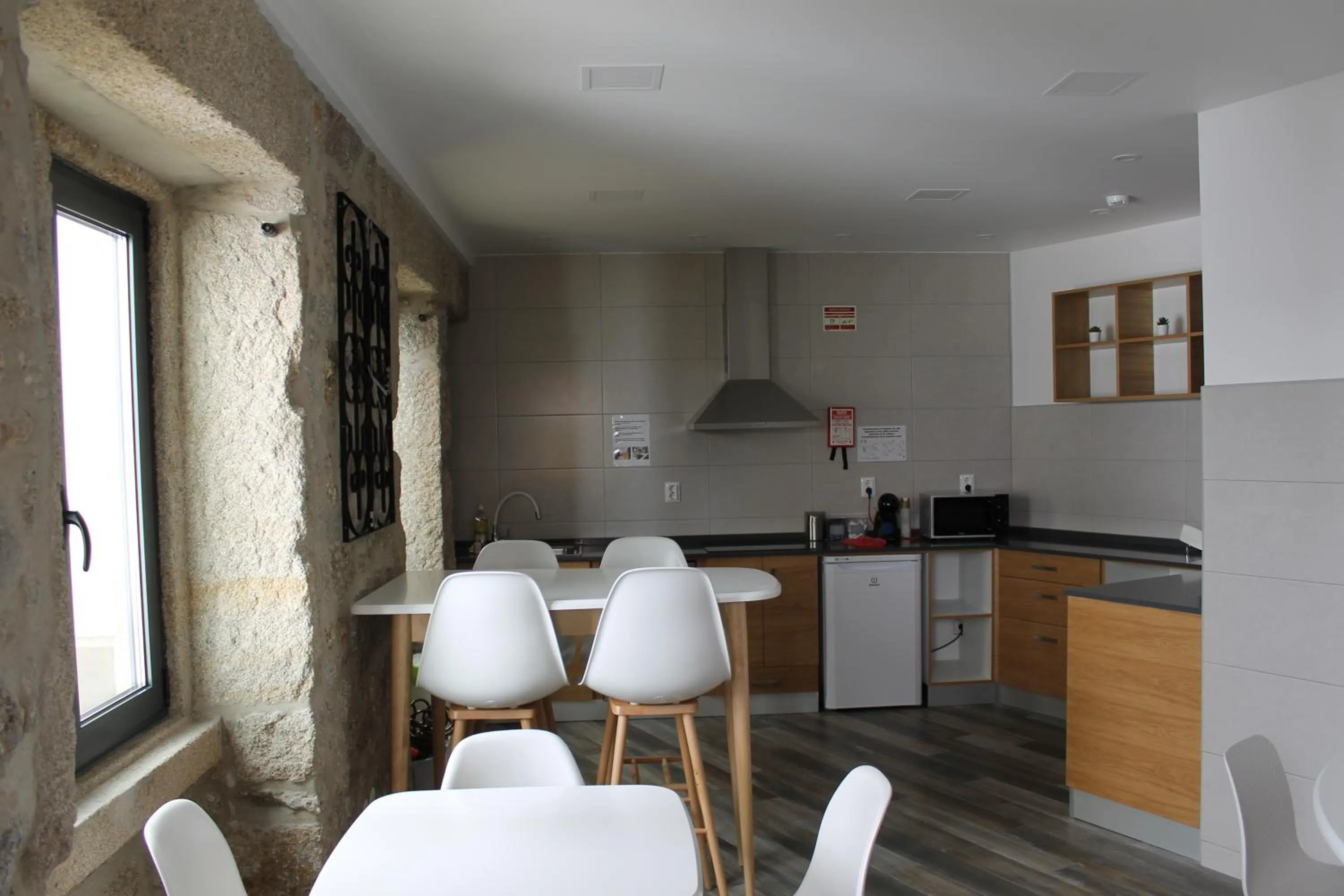 Dining area in ALOJAMENTO GIRASSOL - Guest House - Quarto com casa de banho privativa