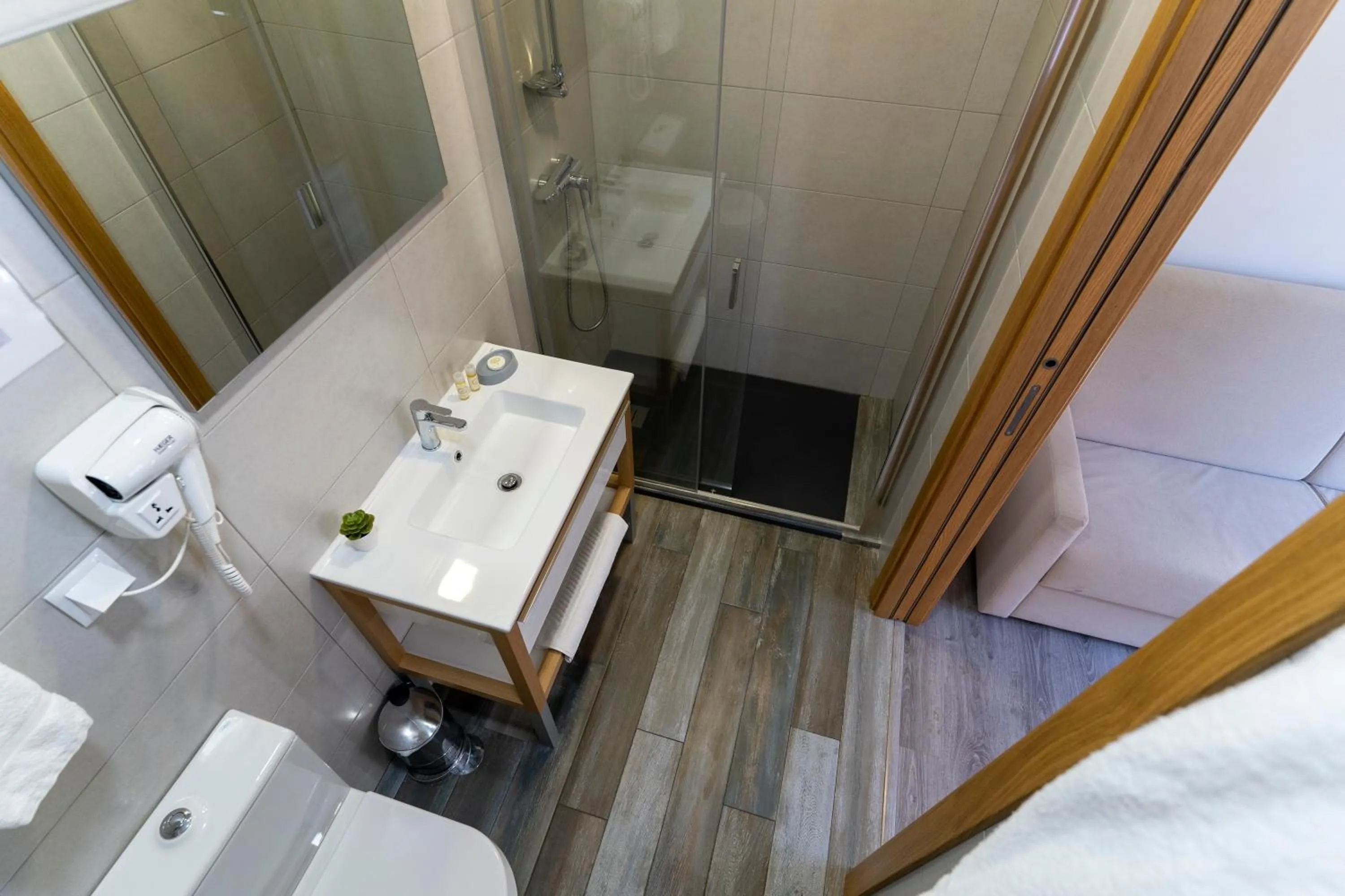 Bathroom in ALOJAMENTO GIRASSOL - Guest House - Quarto com casa de banho privativa