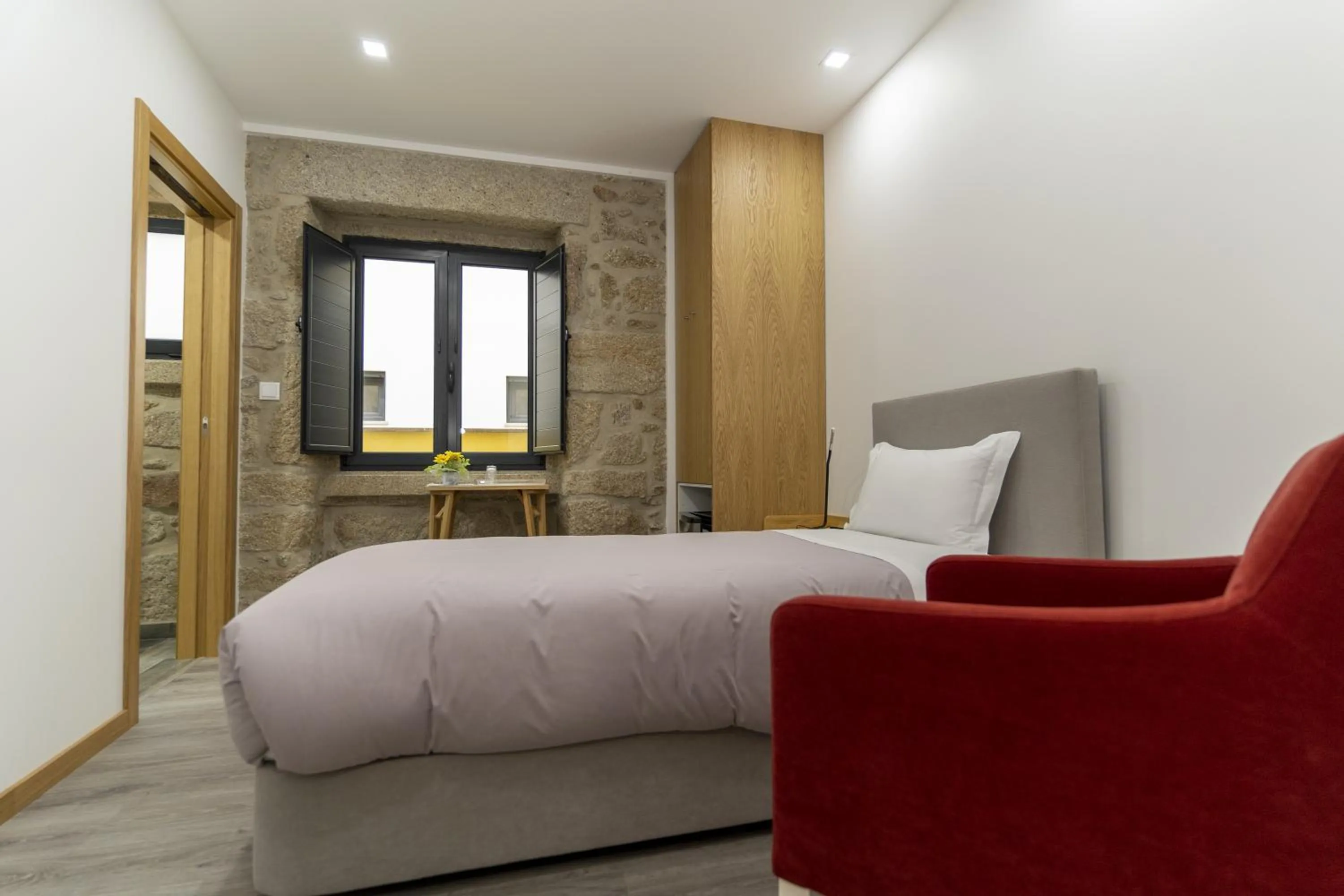 Bathroom, Bed in ALOJAMENTO GIRASSOL - Guest House - Quarto com casa de banho privativa