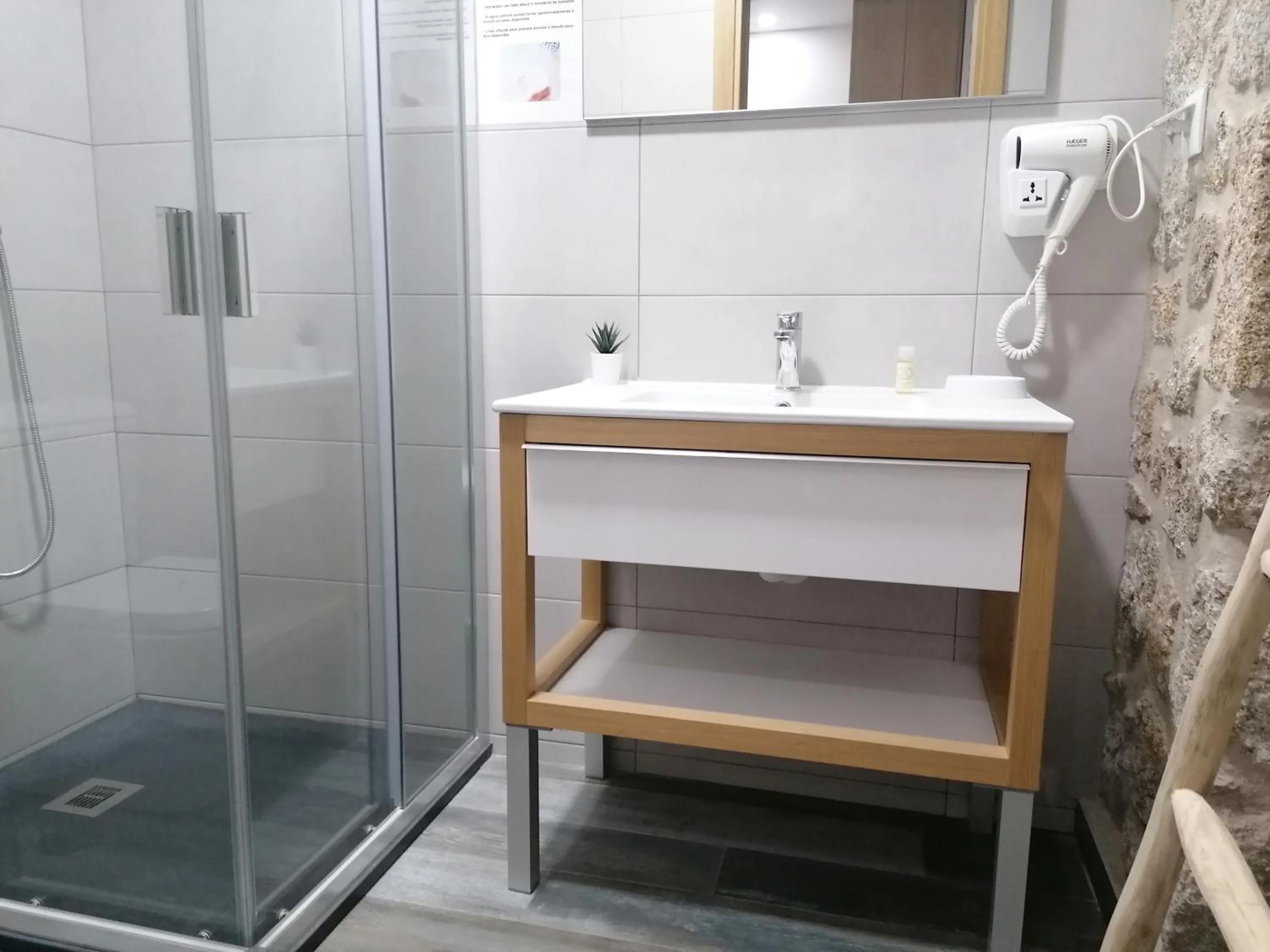 Bathroom in ALOJAMENTO GIRASSOL - Guest House - Quarto com casa de banho privativa