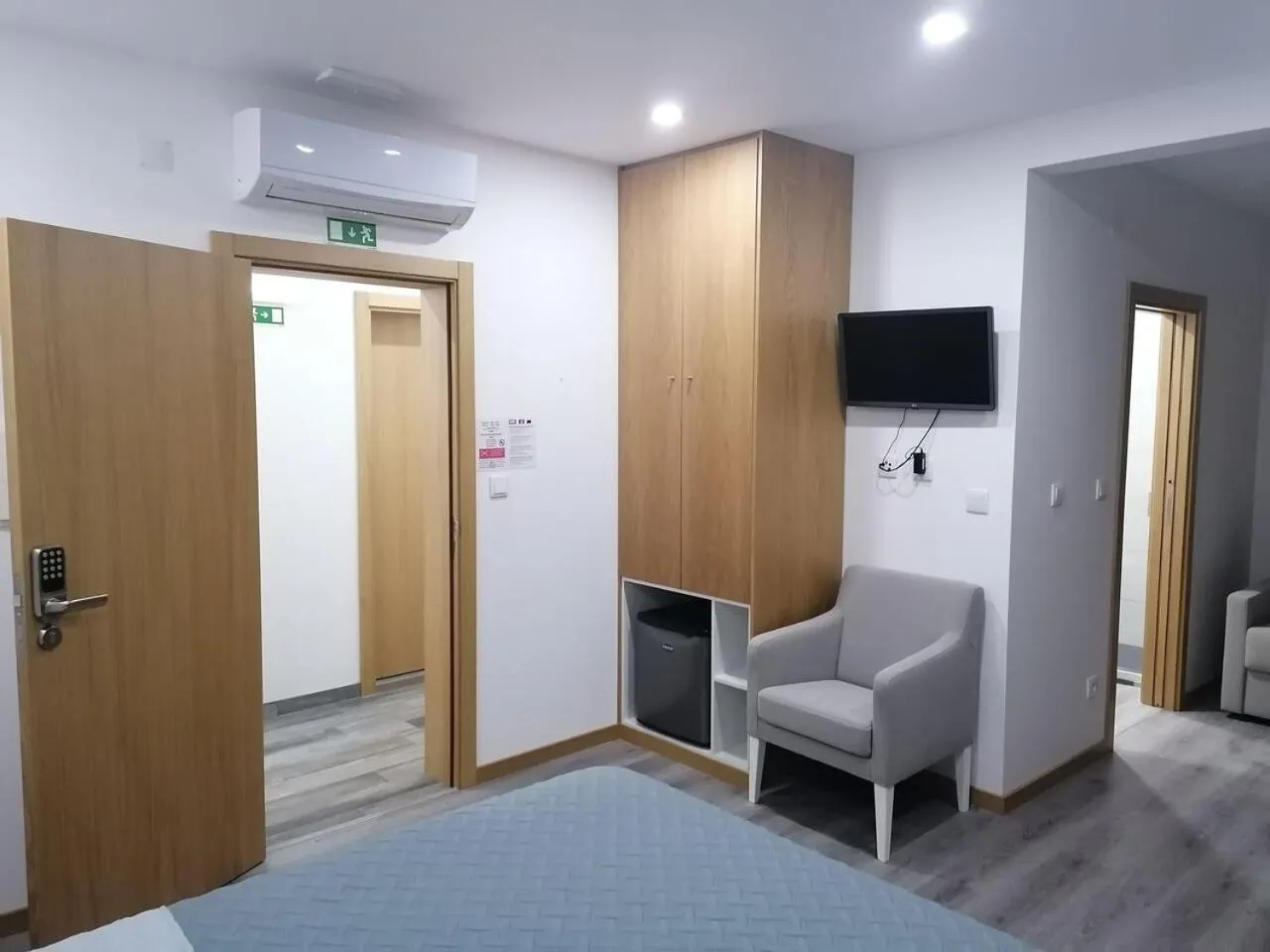 Bedroom, Bed in ALOJAMENTO GIRASSOL - Guest House - Quarto com casa de banho privativa