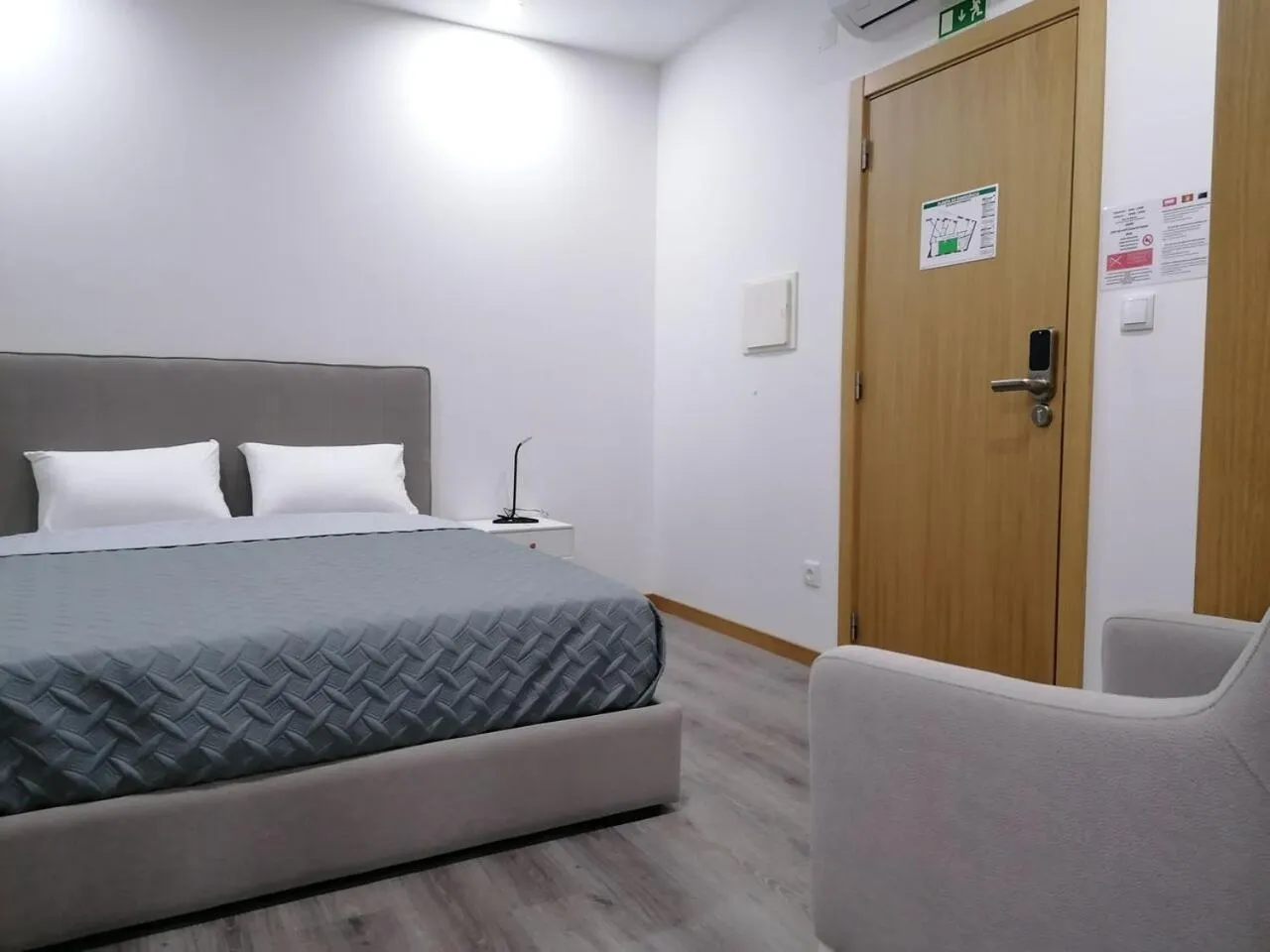 Bedroom, Bed in ALOJAMENTO GIRASSOL - Guest House - Quarto com casa de banho privativa