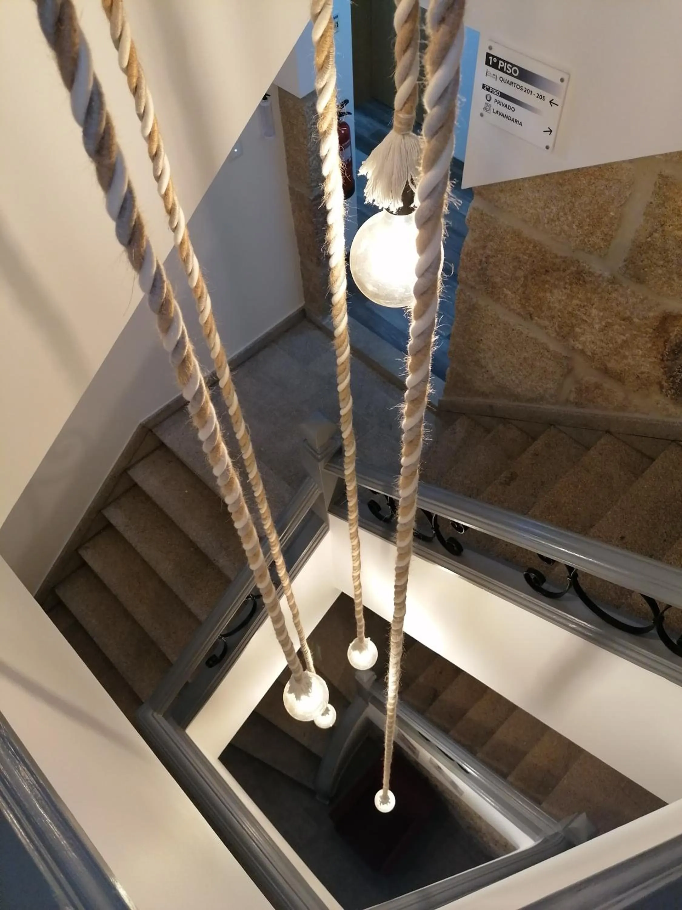 Property building in ALOJAMENTO GIRASSOL - Guest House - Quarto com casa de banho privativa