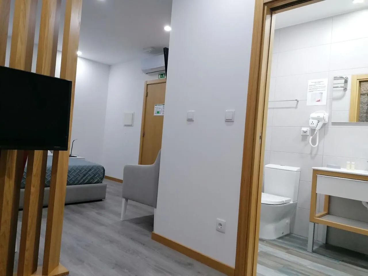 Bedroom in ALOJAMENTO GIRASSOL - Guest House - Quarto com casa de banho privativa