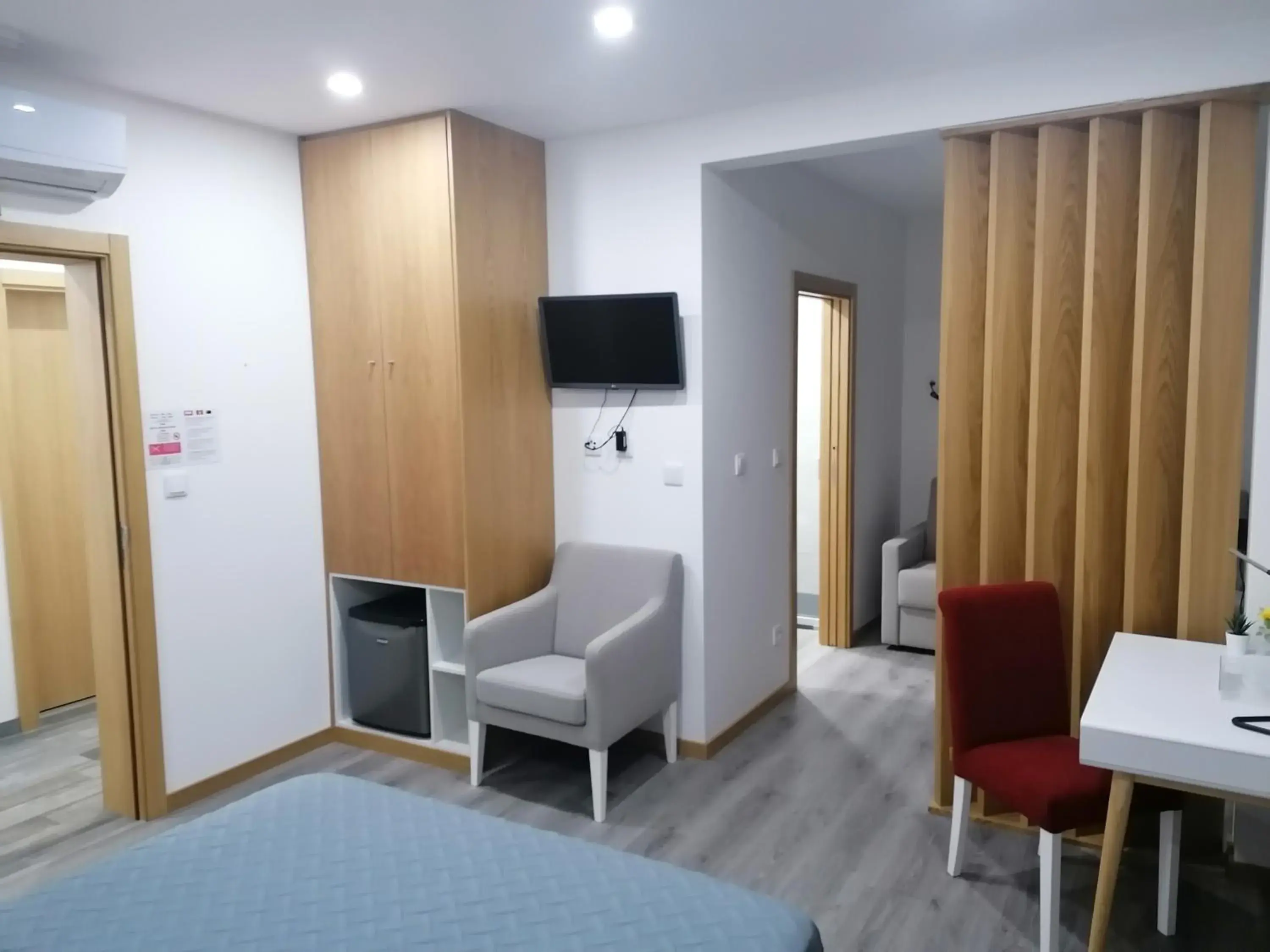 Family Suite with Balcony in ALOJAMENTO GIRASSOL - Guest House - Quarto com casa de banho privativa Family Suite with Balcony in ALOJAMENTO GIRASSOL - Guest House - Quarto com casa de banho privativa