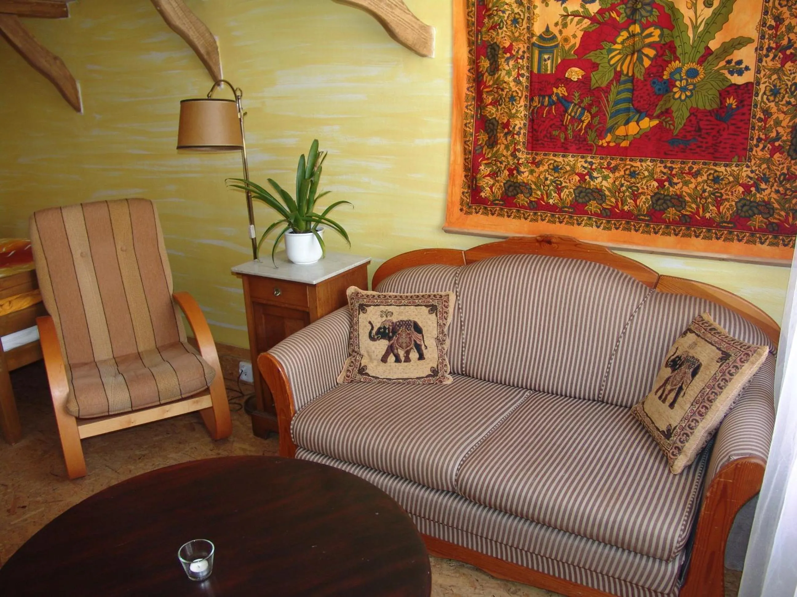 Seating area in ARTHARMONY Pension & Hostel