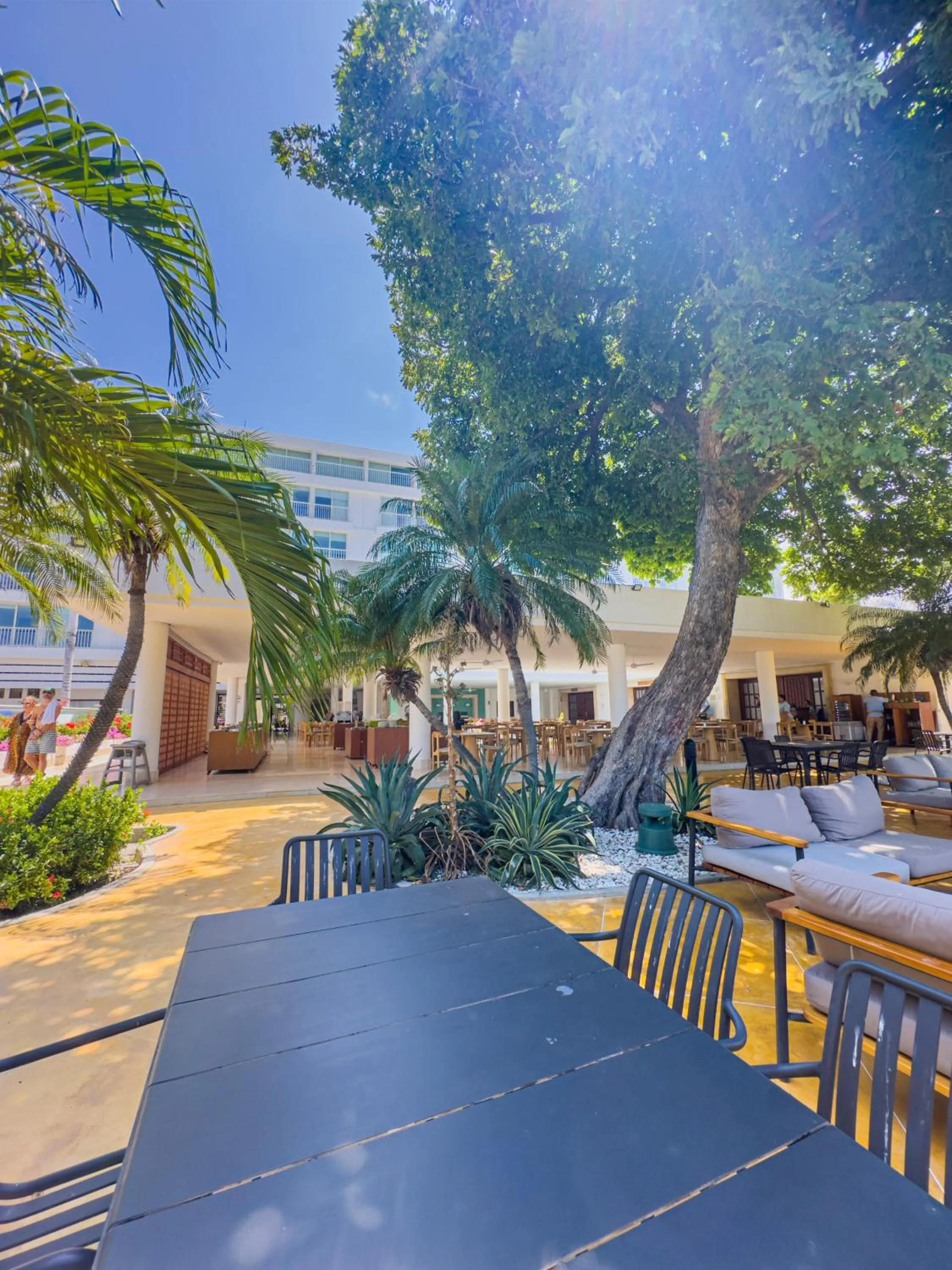 Restaurant/places to eat in Tamaca Beach Resort