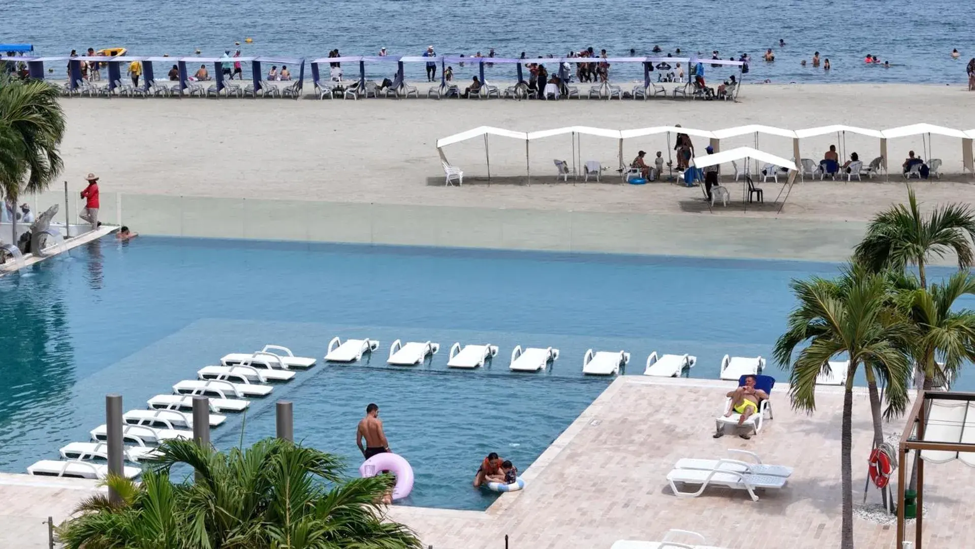 Swimming pool in Tamaca Beach Resort Swimming pool in Tamaca Beach Resort