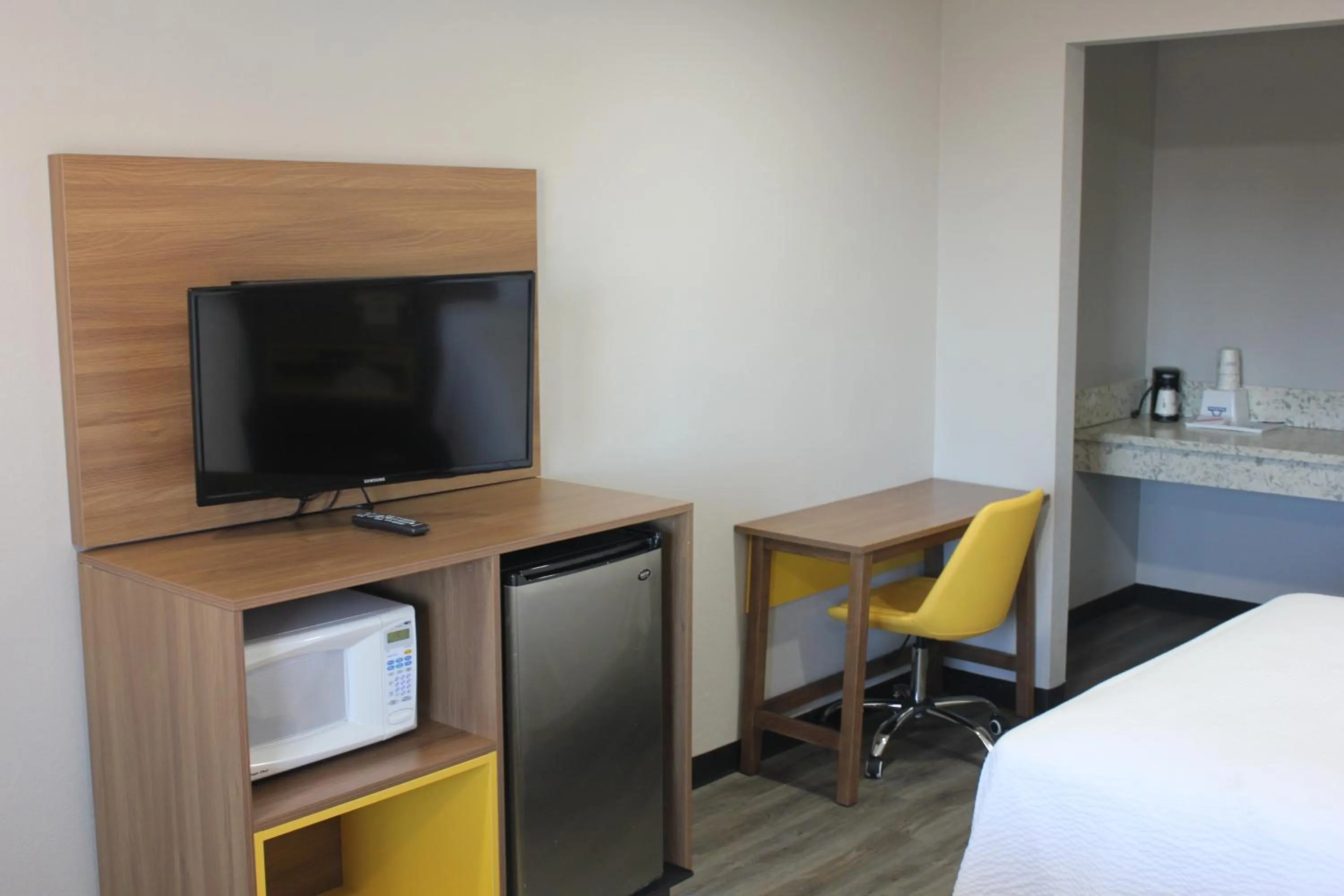 TV and multimedia, Bed in Days Inn by Wyndham Barstow