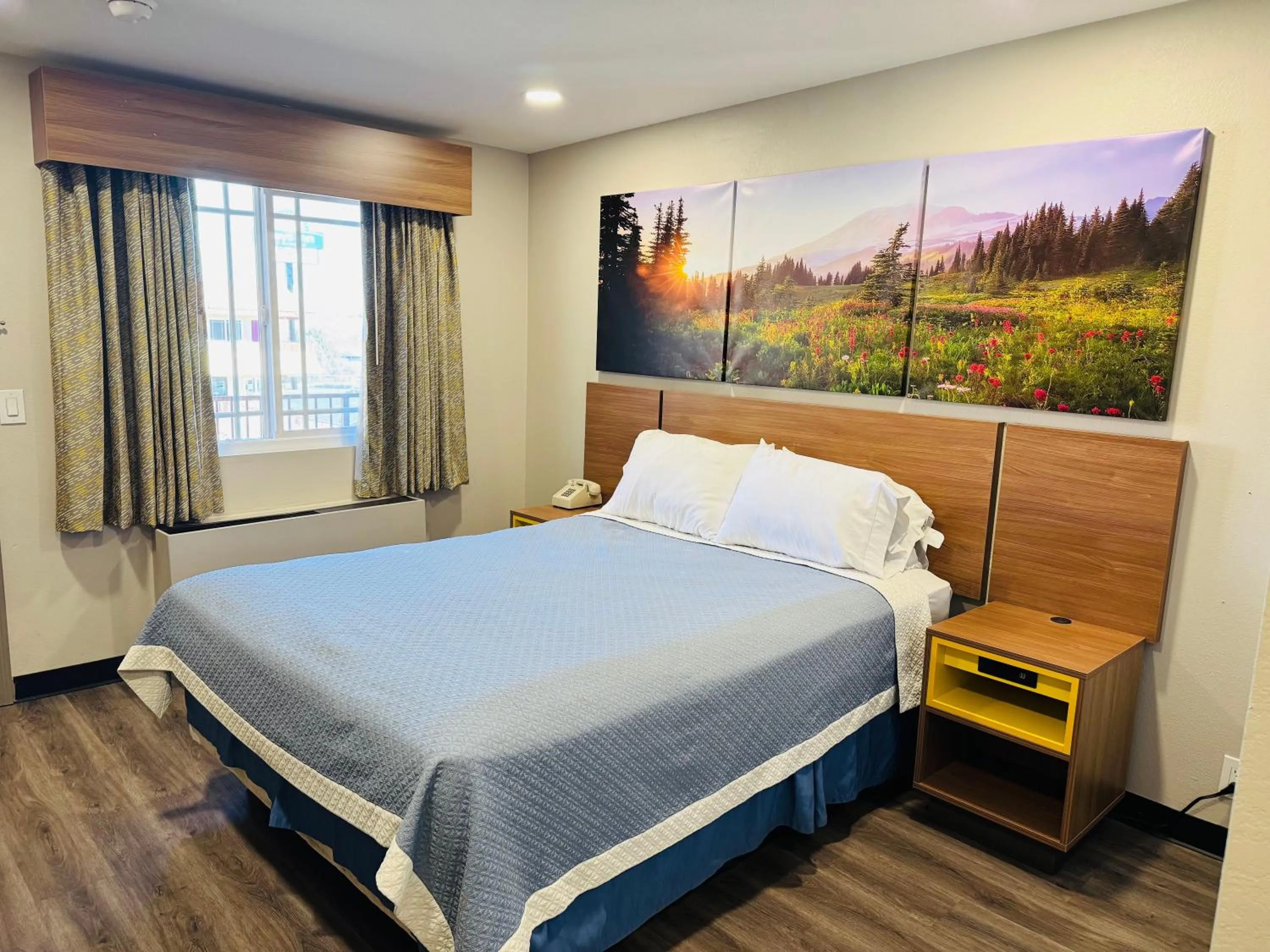 Bed in Days Inn by Wyndham Barstow